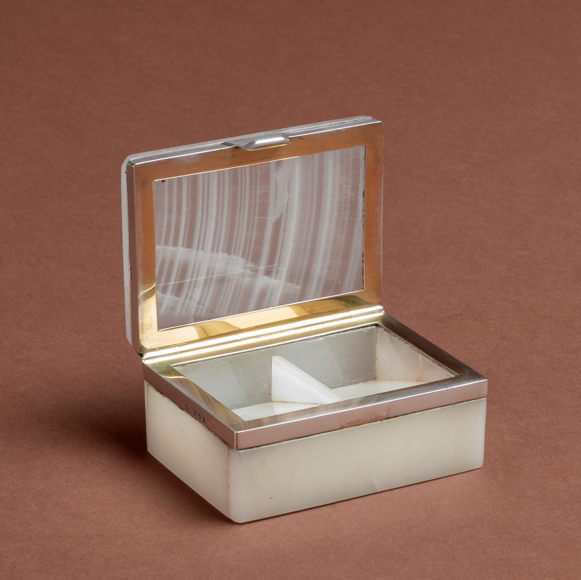 White Agate and Sterling Silver Box, Hallmarked London 1919 For Sale 3