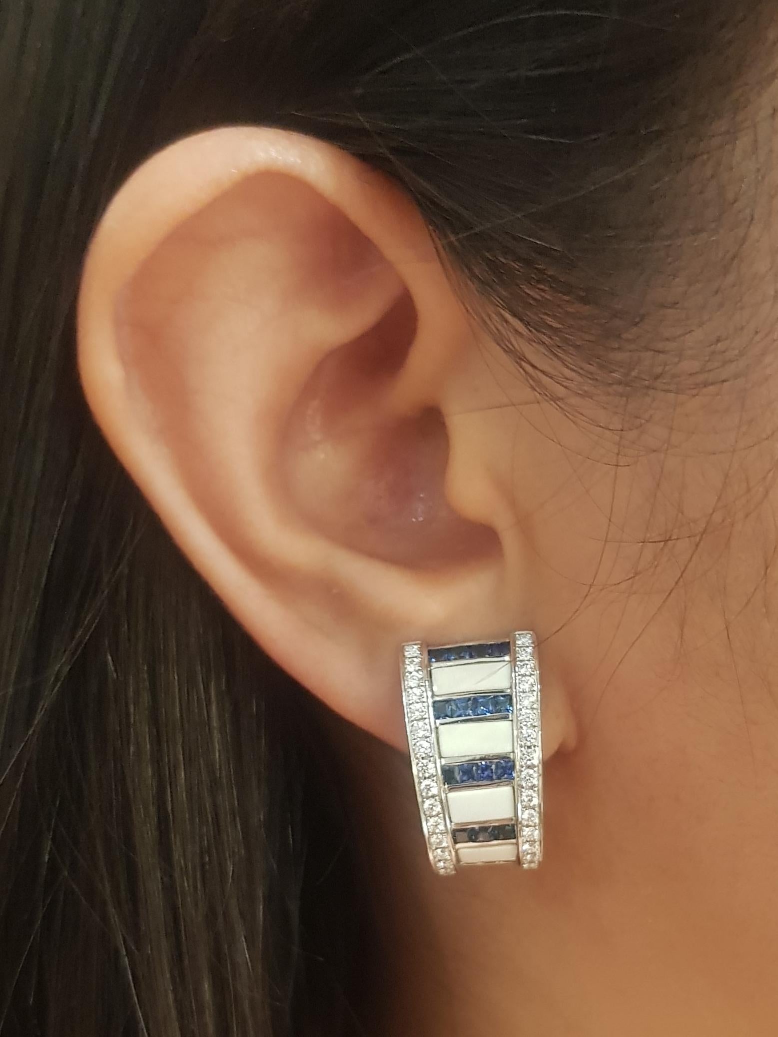 Boucles d'oreilles en Agate blanche, Saphir bleu 1.95 carats et Diamant 0.81 carat montées sur or blanc 18K

Largeur : 1.2 cm 
Longueur : 2.2 cm
Poids total : 16,96 grammes

