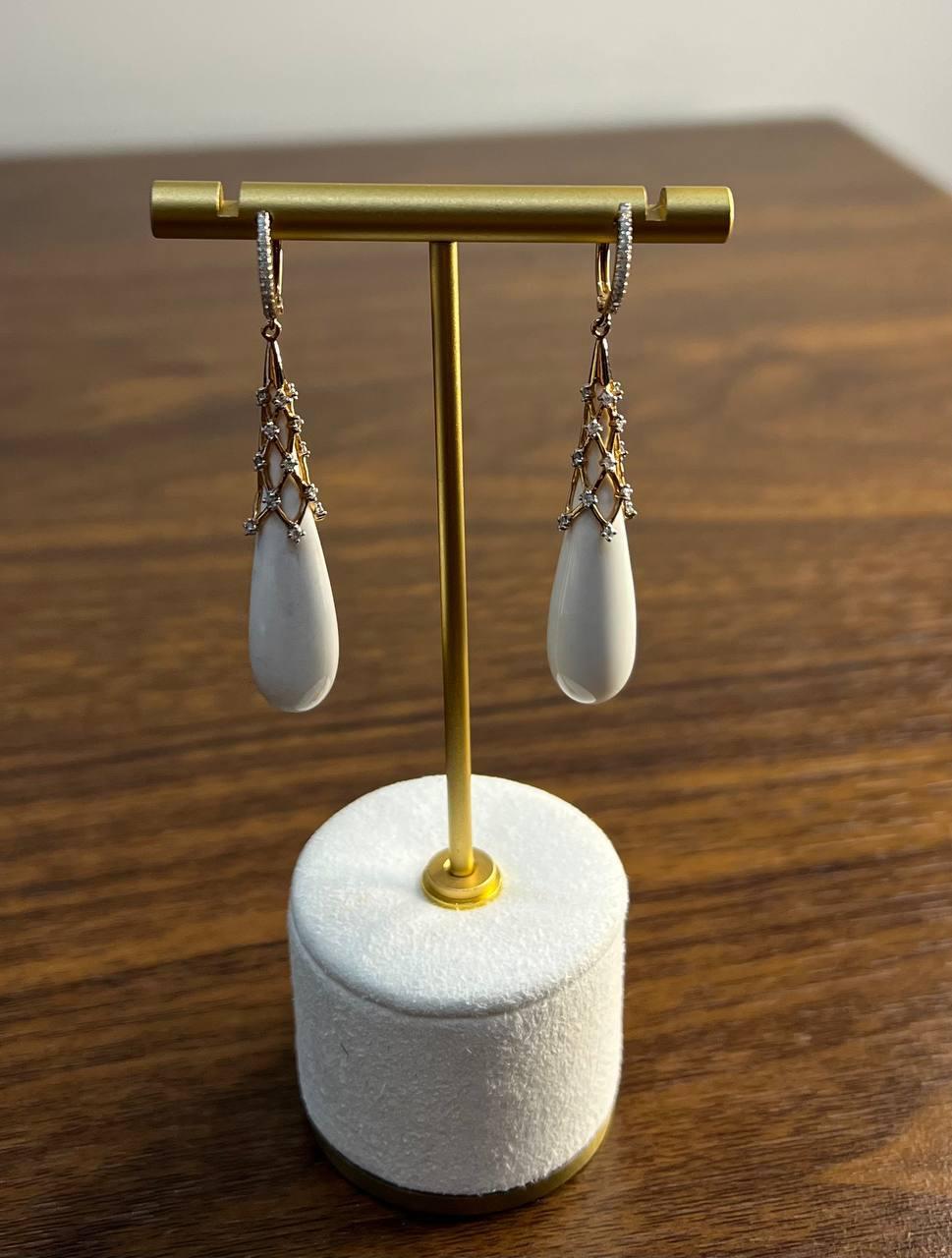 Moderno Agata bianca cabochon con pavé di diamanti in oro rosa 18 carati, orecchini unici a goccia in vendita