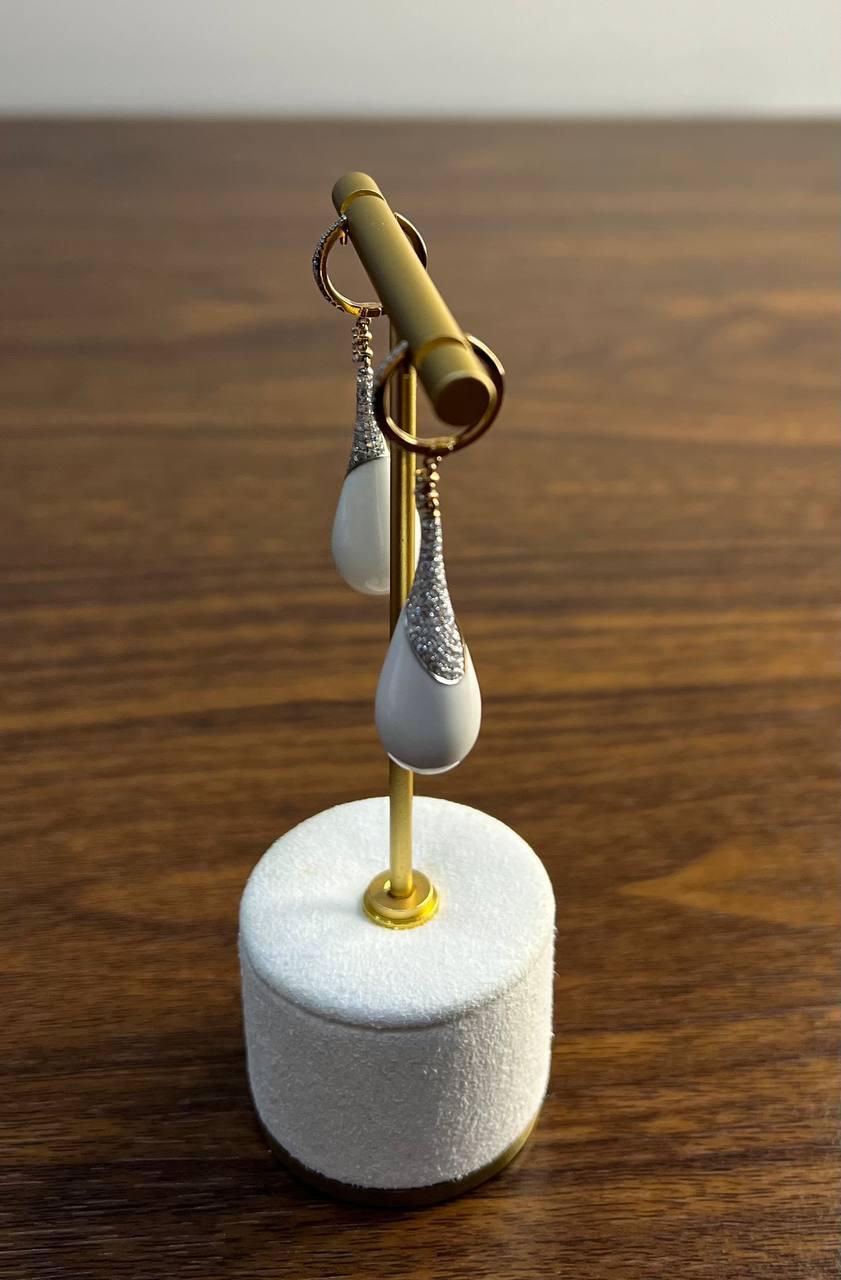 Agata bianca cabochon con pavé di diamanti in oro rosa 18 carati, orecchini unici a goccia In condizioni Nuovo in vendita a Oakton, VA