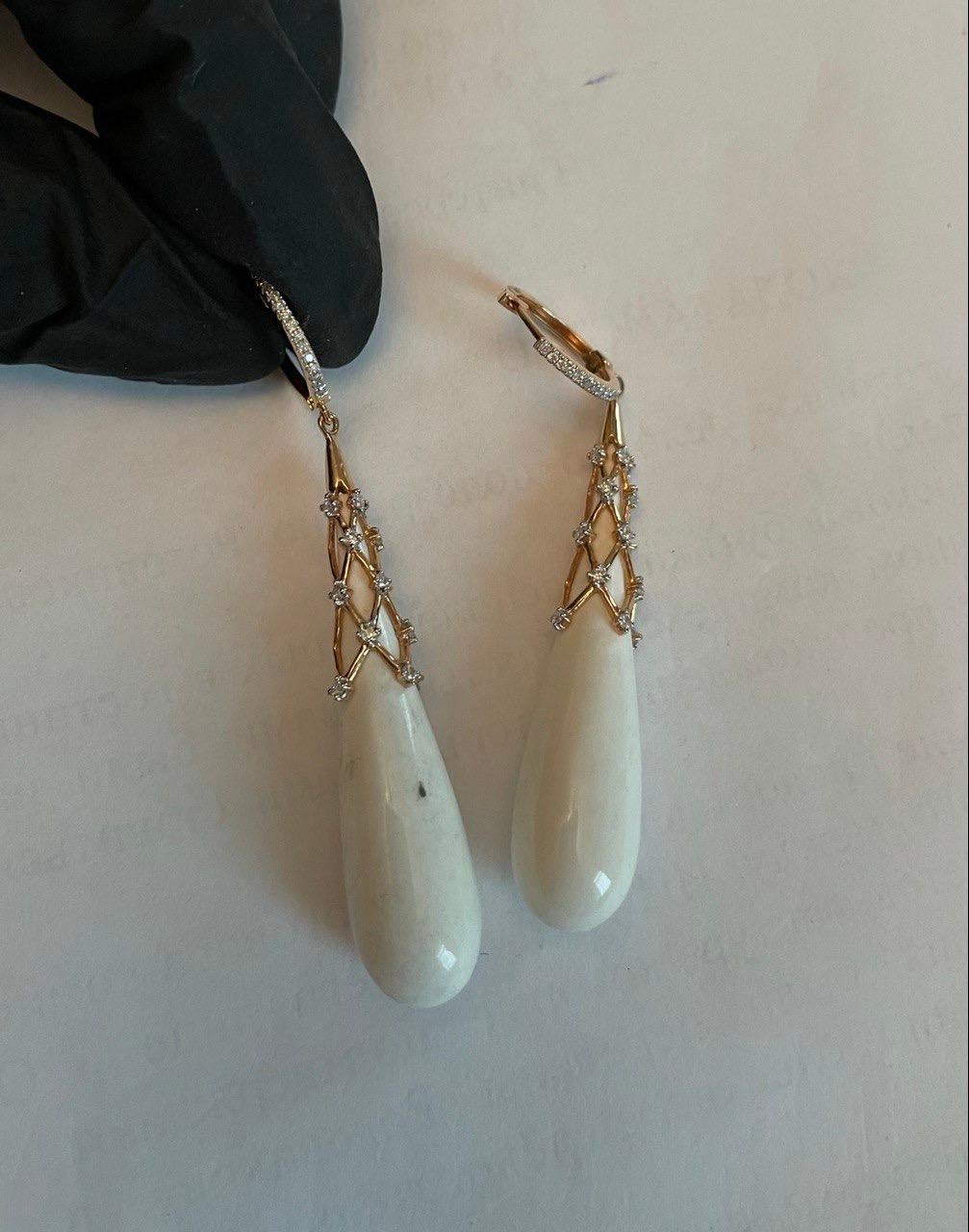 Agata bianca cabochon con pavé di diamanti in oro rosa 18 carati, orecchini unici a goccia in vendita 2