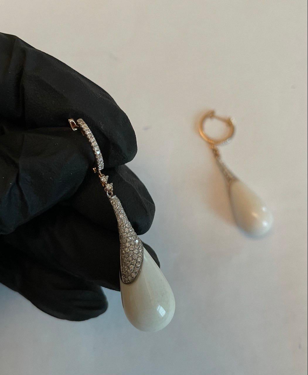Agata bianca cabochon con pavé di diamanti in oro rosa 18 carati, orecchini unici a goccia in vendita 4