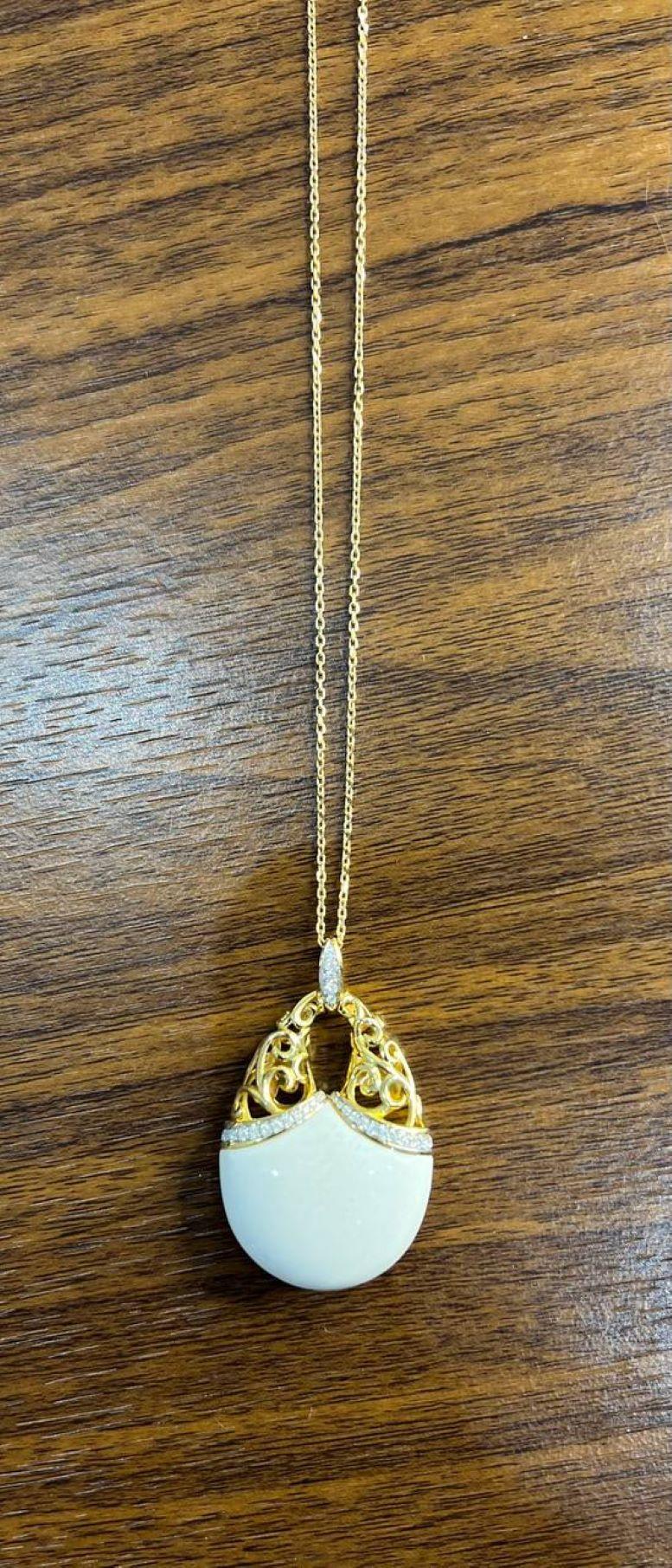 Collana con ciondolo in agata bianca ovale con dettagli in filigrana d'oro e una fila di piccoli diamanti. Il ciondolo è sospeso a una delicata catena d'oro. Oro rosa 18 carati. Diamanti bianchi di qualità G/VS