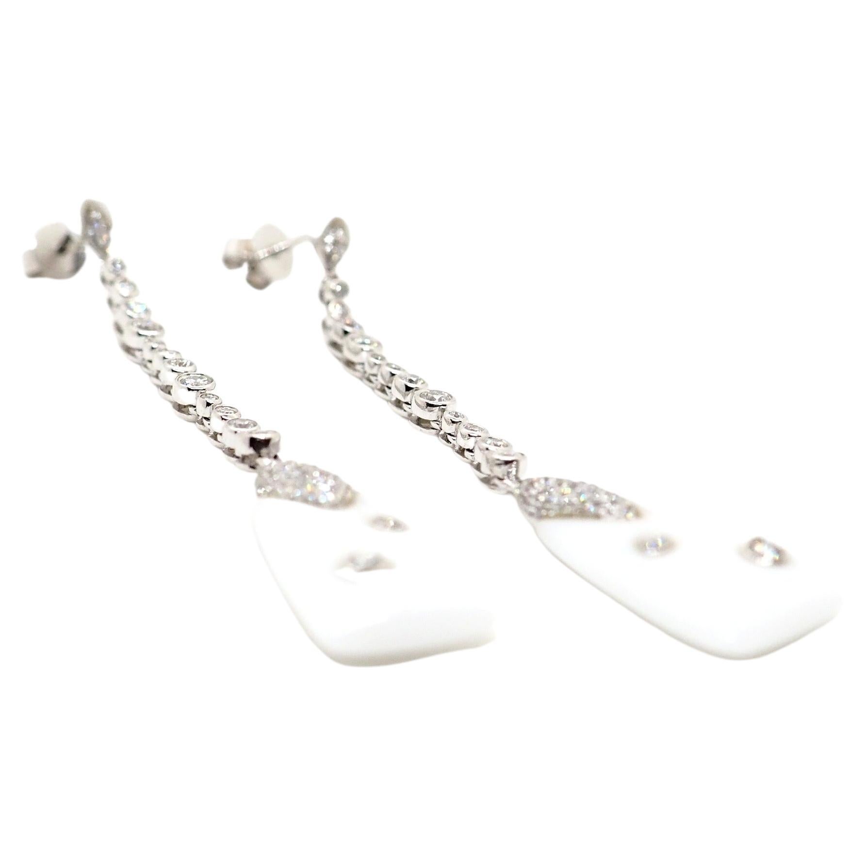 Boucles d'oreilles pendantes en agate blanche et diamant en or blanc 18 carats