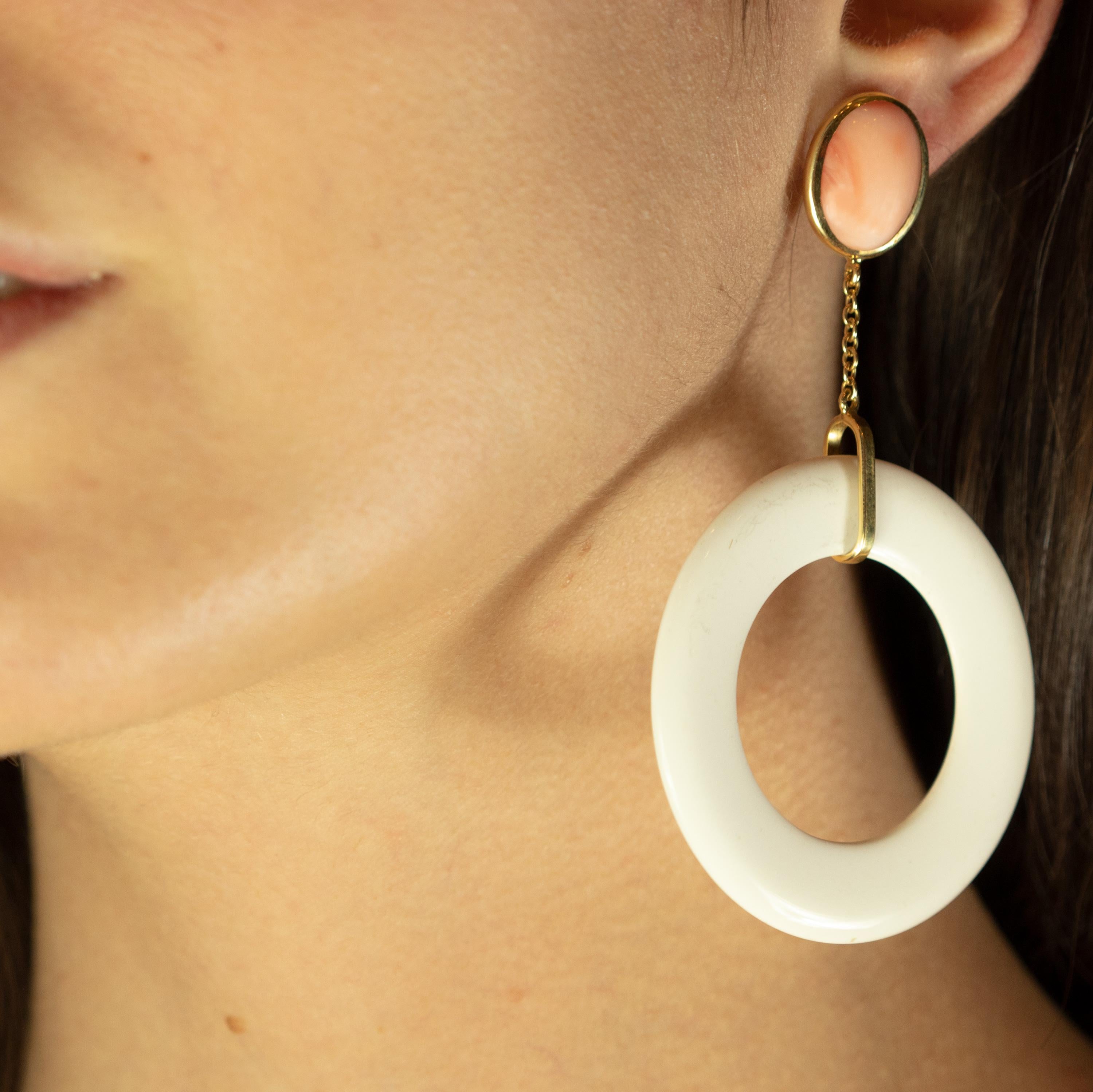 Weißer Achat Nussbaum Oval Rosa Koralle 18 Karat Gelbgold Tropfenohrringe im Angebot 1