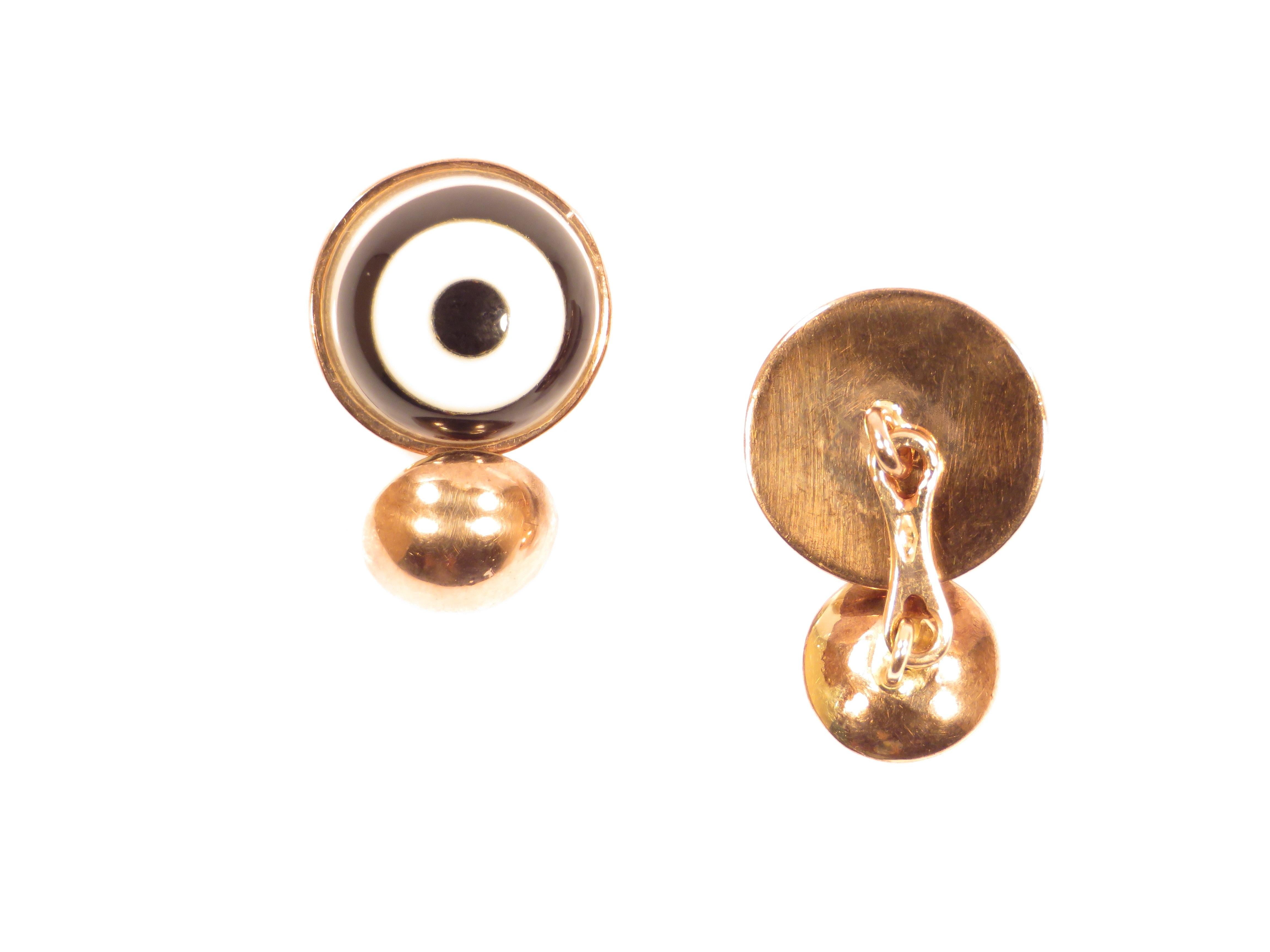 Cufflinks in 9k rose gold with white agate and onyx round button. Gemstone diameter is 16 millimeters / 0.629 inches and backside round gold button diameter is 10 millimeters / 0.393 inches.
These cufflinks are marked with the Italian Gold Mark 375