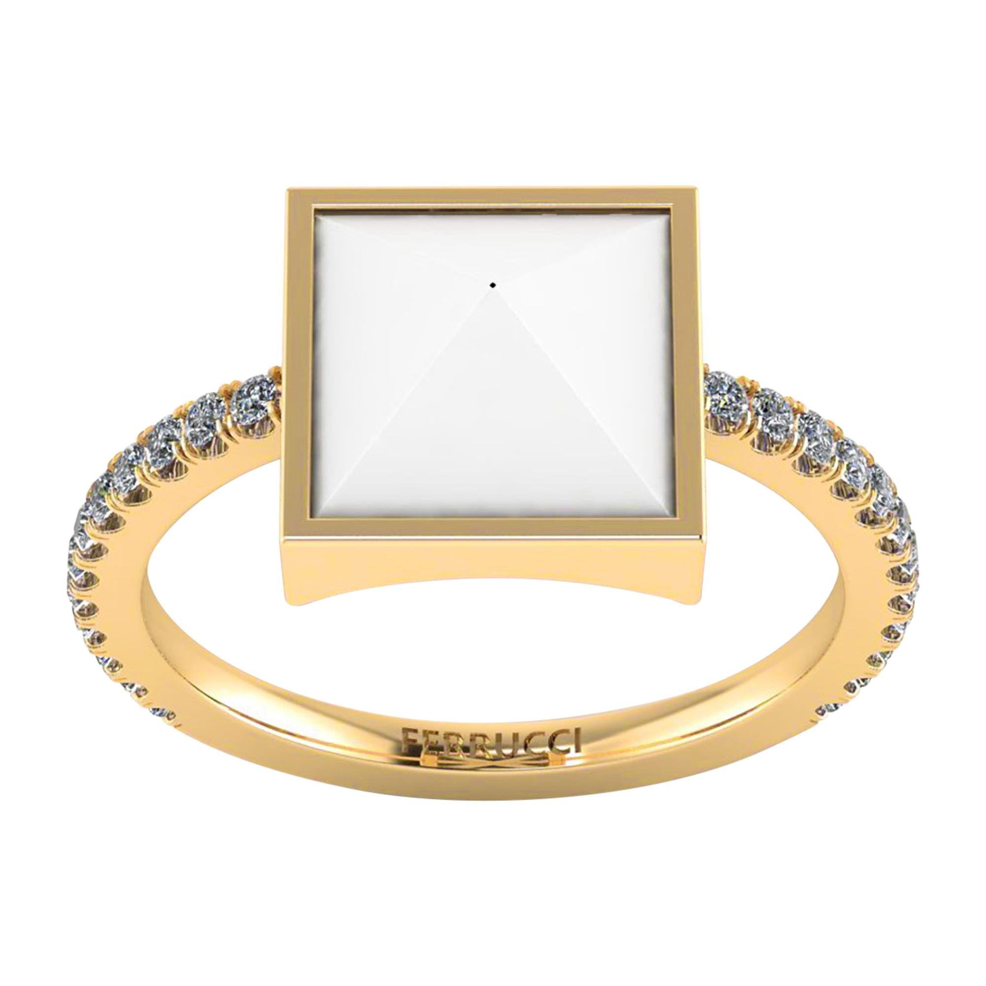 Ring aus 18 Karat Gelbgold mit weißem Achat Pyramiden und weißen Diamanten