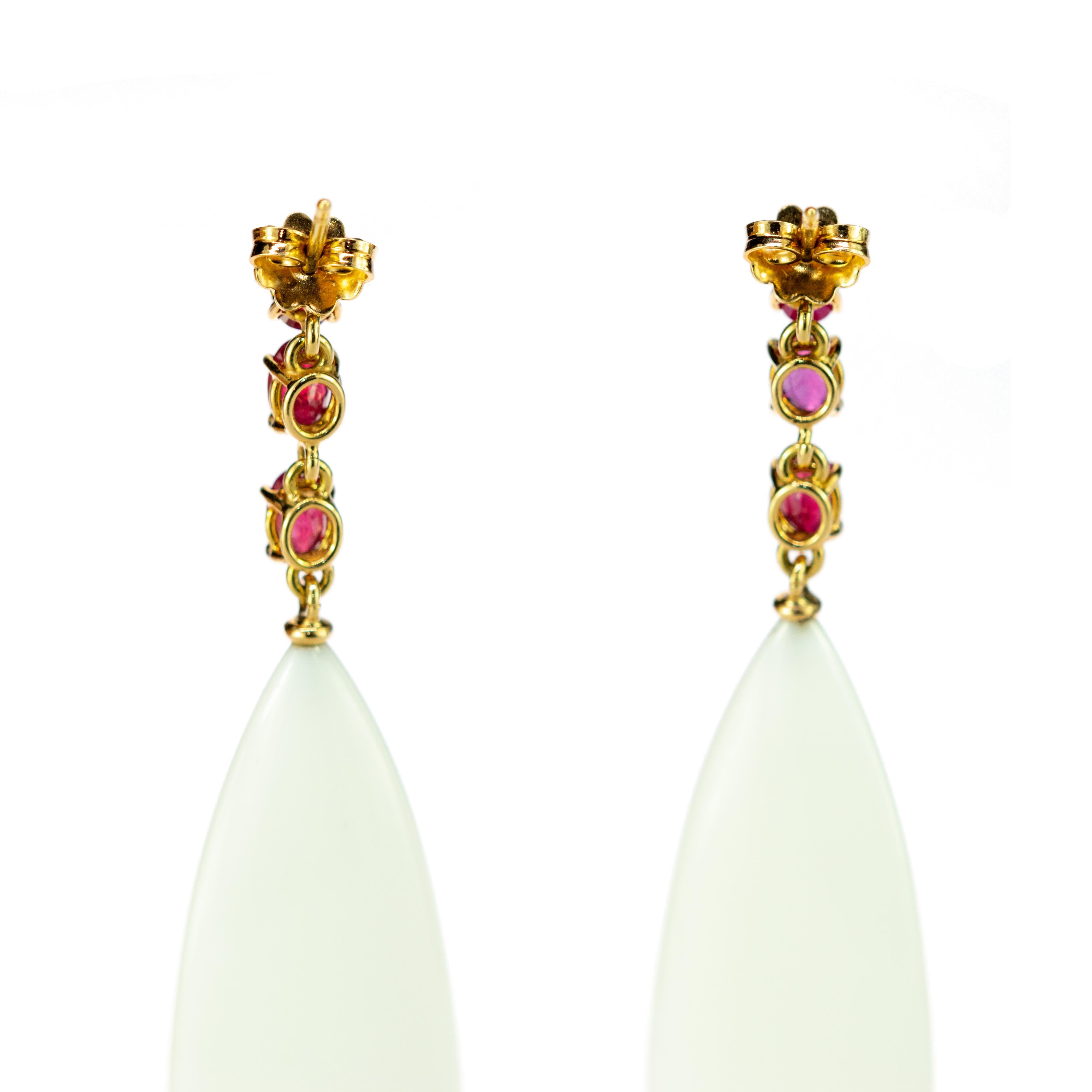 Longues boucles d'oreilles chandelier en or jaune 18 carats avec agate blanche et rubis en forme de goutte d'eau en vente 3
