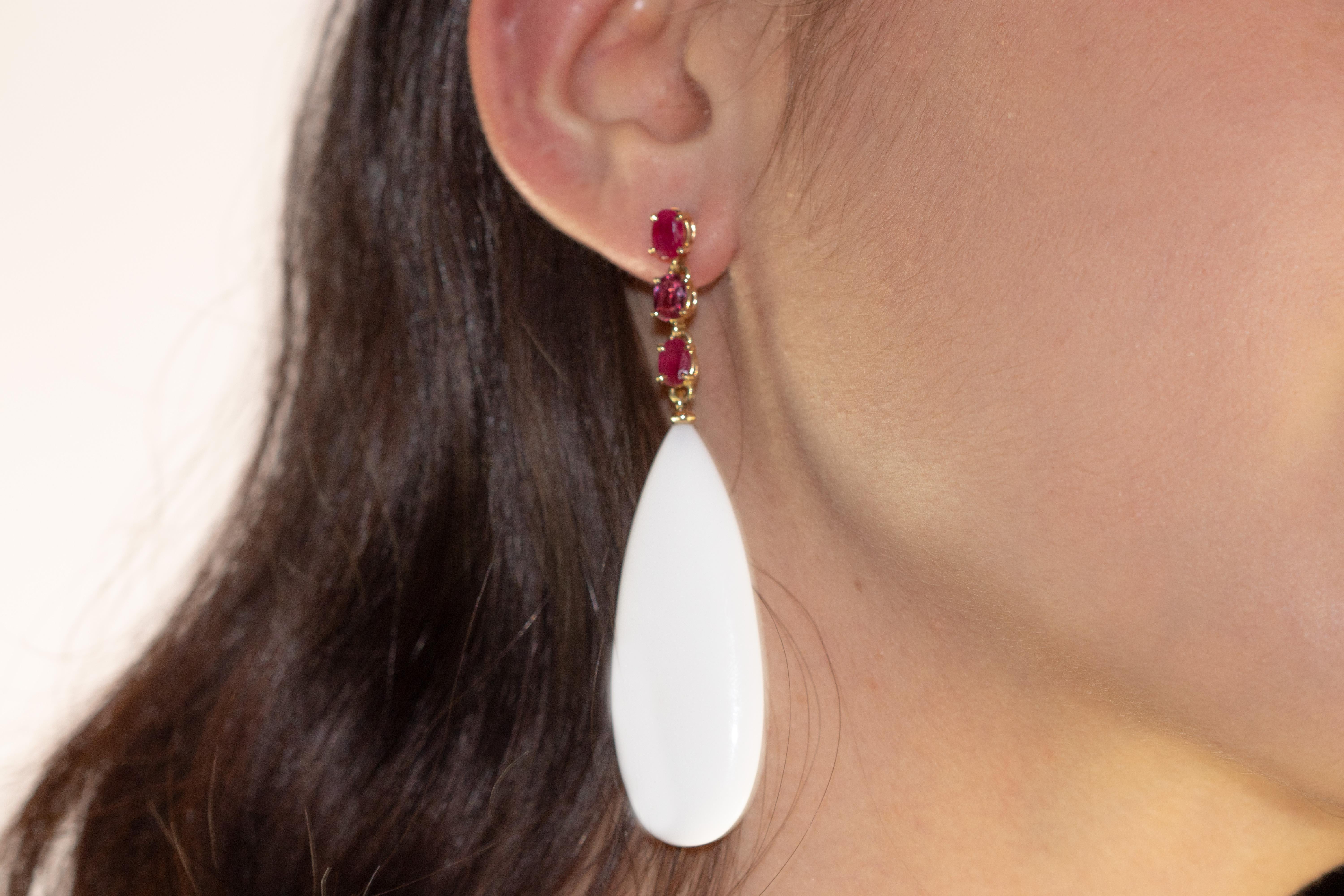 Longues boucles d'oreilles chandelier en or jaune 18 carats avec agate blanche et rubis en forme de goutte d'eau en vente 5