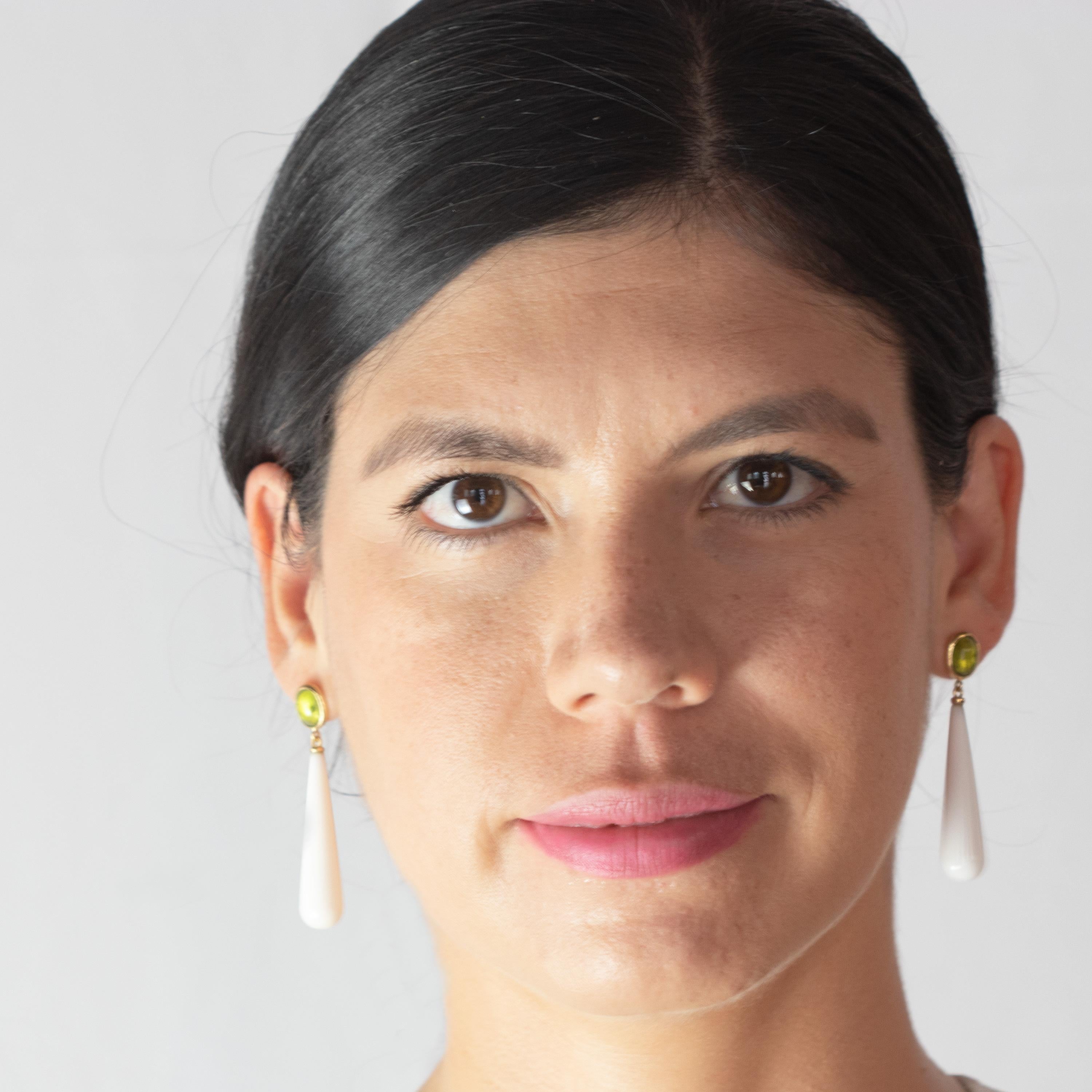 Art déco Longues boucles d'oreilles pendantes en or jaune 18 carats avec agate blanche en forme de goutte d'eau et péridots ovales en vente