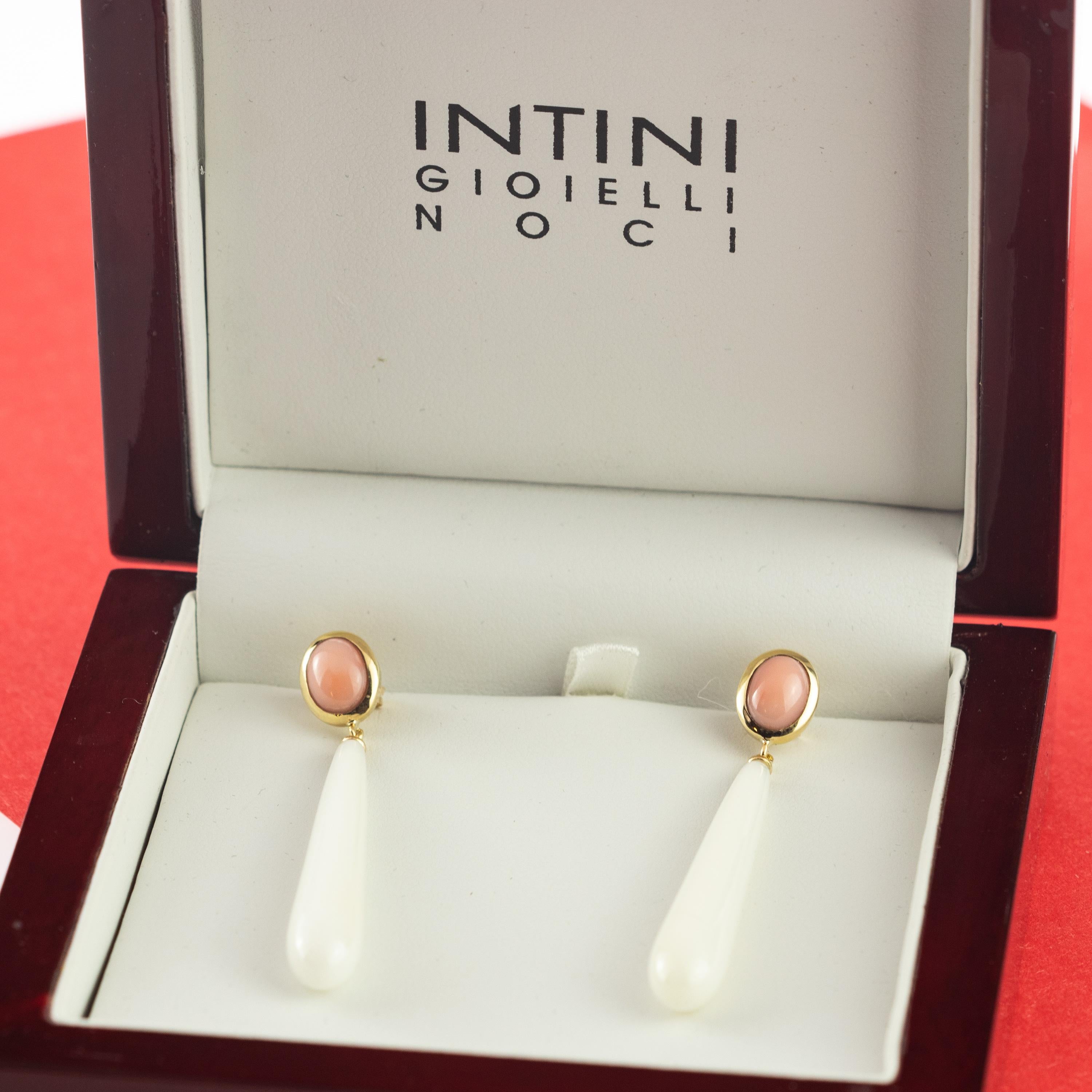 At the Intini Jewels workshop we created natural stunning round mediterranean coral and white agate tear bold drop earrings with delicate 18 karat white gold details. Unique masterpiece with an outstanding display of color and a high quality