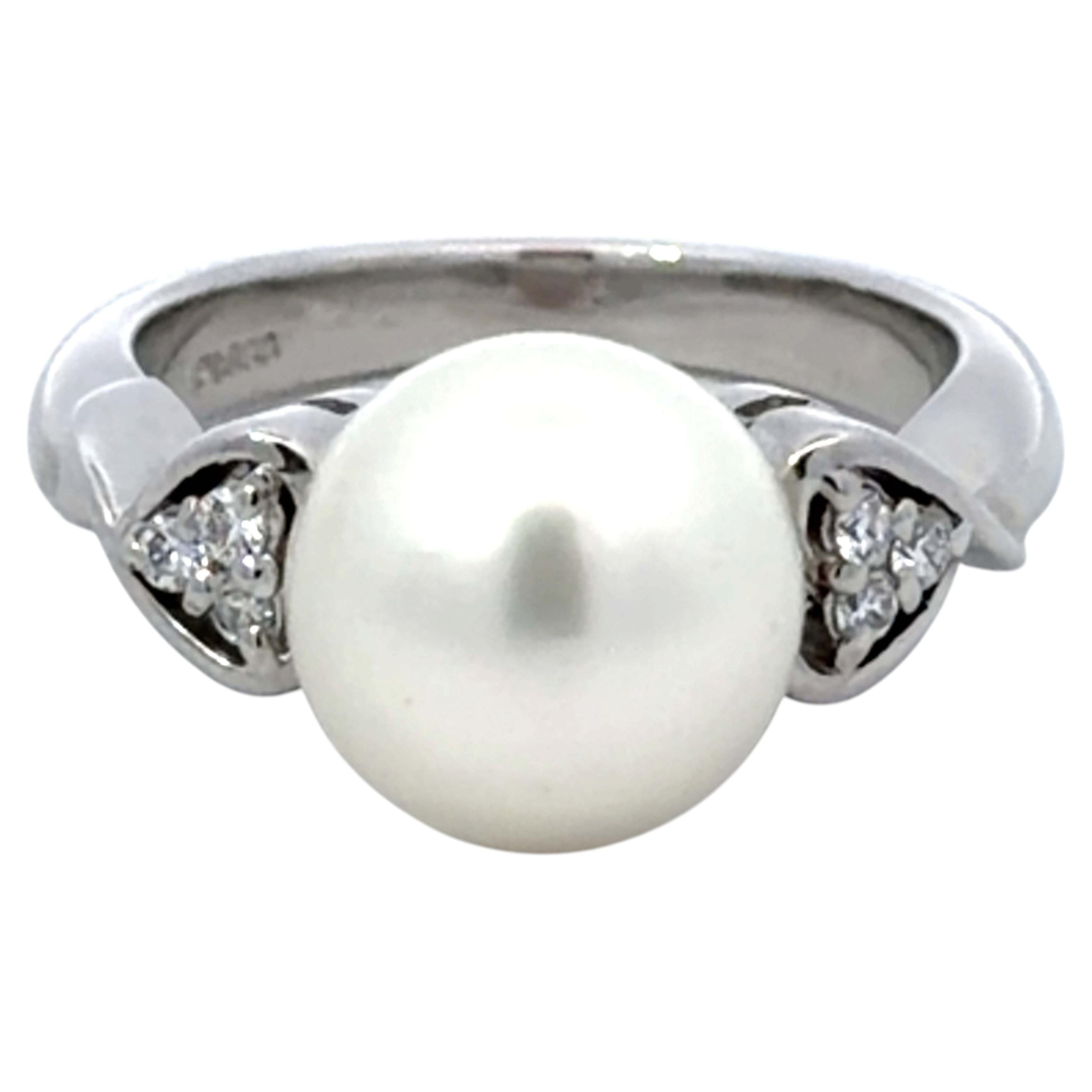 Anello con perle Akoya bianche e diamanti in platino in vendita