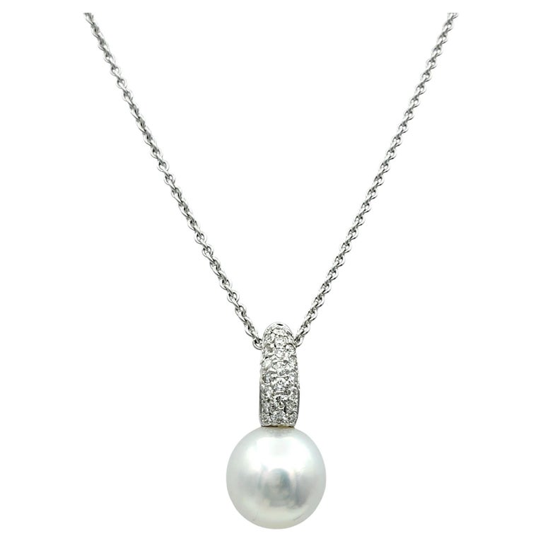 Collana con ciondolo di perle Akoya bianche e diamanti pavé in oro