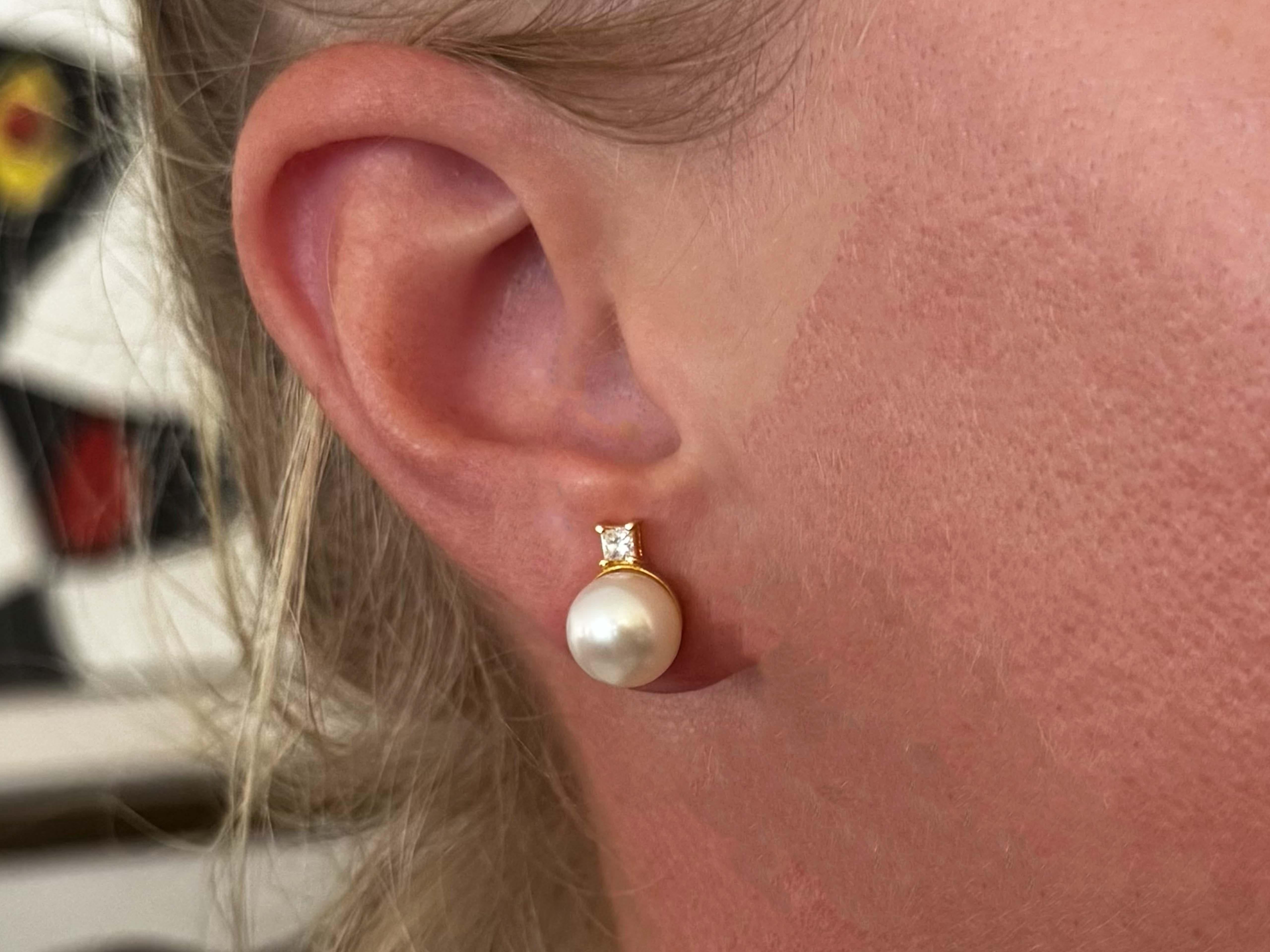 Boucles d'oreilles Spécifications :

Métal : Or jaune 18k

Poids total : 6,1 grammes

Type de perle : 2 perles blanches d'Akoya

Diamètre de la perle : ~9.3 mm

Nombre total de diamants : 2 diamants de taille princesse

Couleur du diamant :