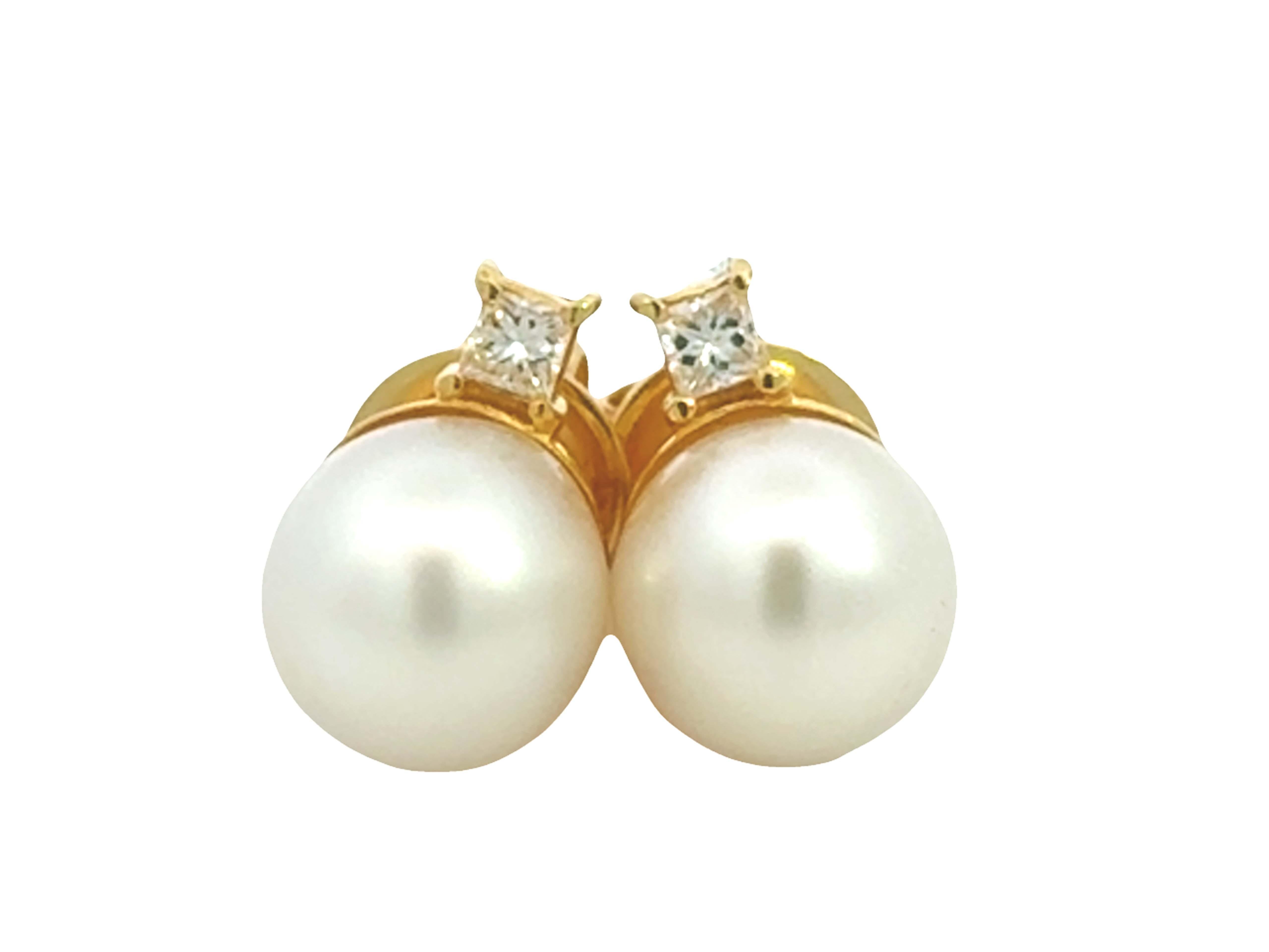 Moderne Boucles d'oreilles en or jaune 18K avec perles Akoya blanches et diamants taille princesse en vente