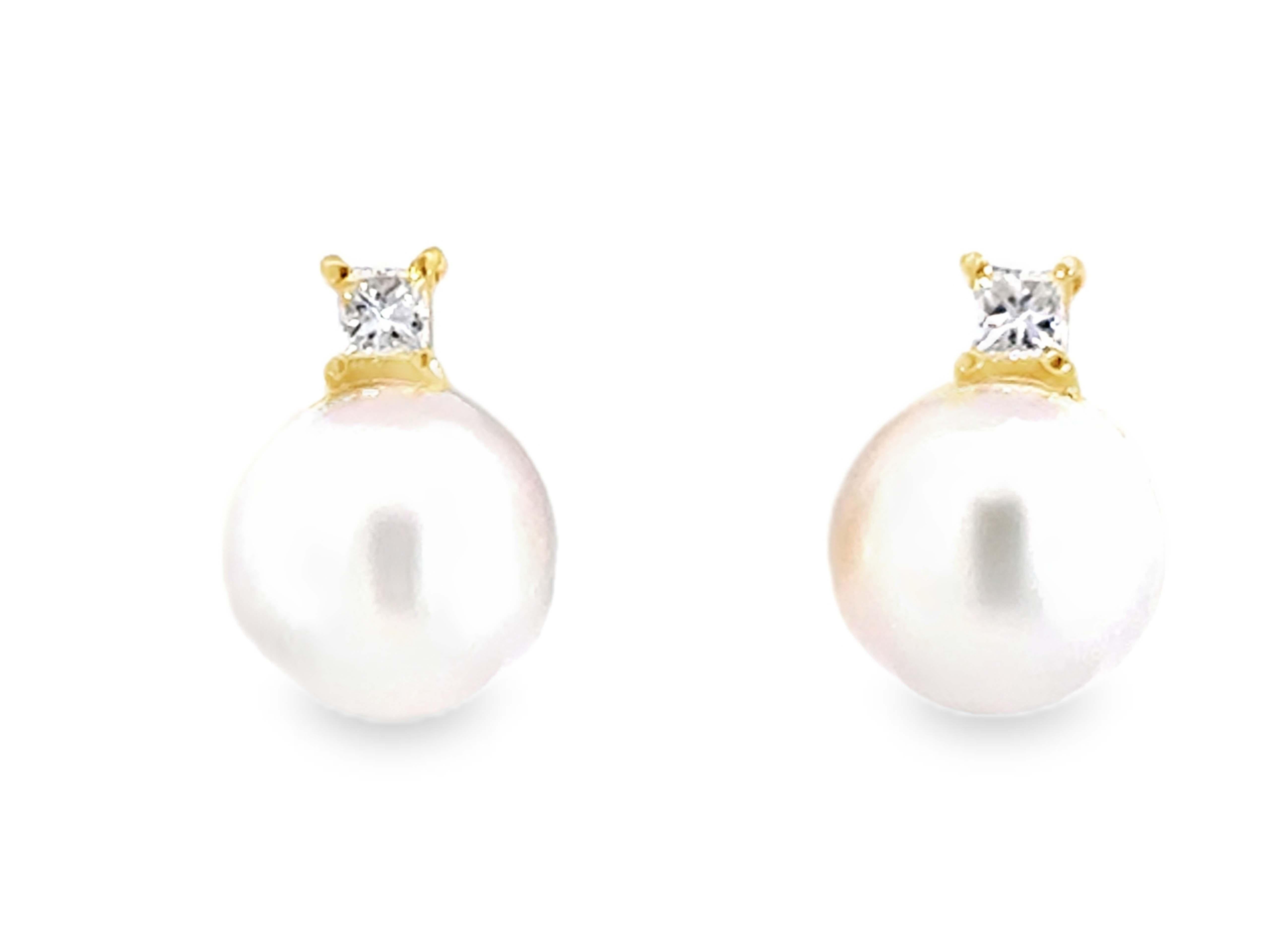 Taille princesse Boucles d'oreilles en or jaune 18K avec perles Akoya blanches et diamants taille princesse en vente