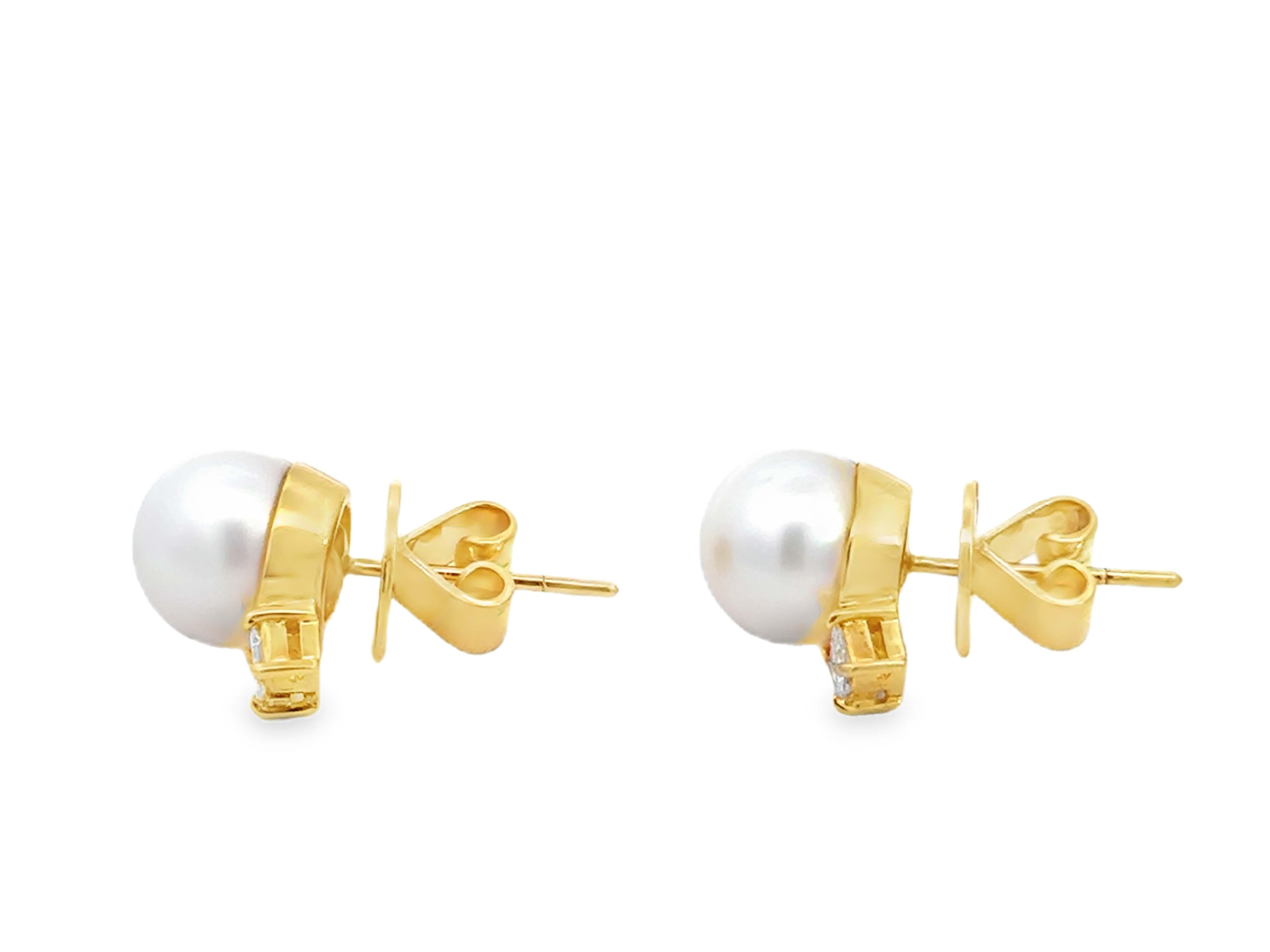 Boucles d'oreilles en or jaune 18K avec perles Akoya blanches et diamants taille princesse en vente 1