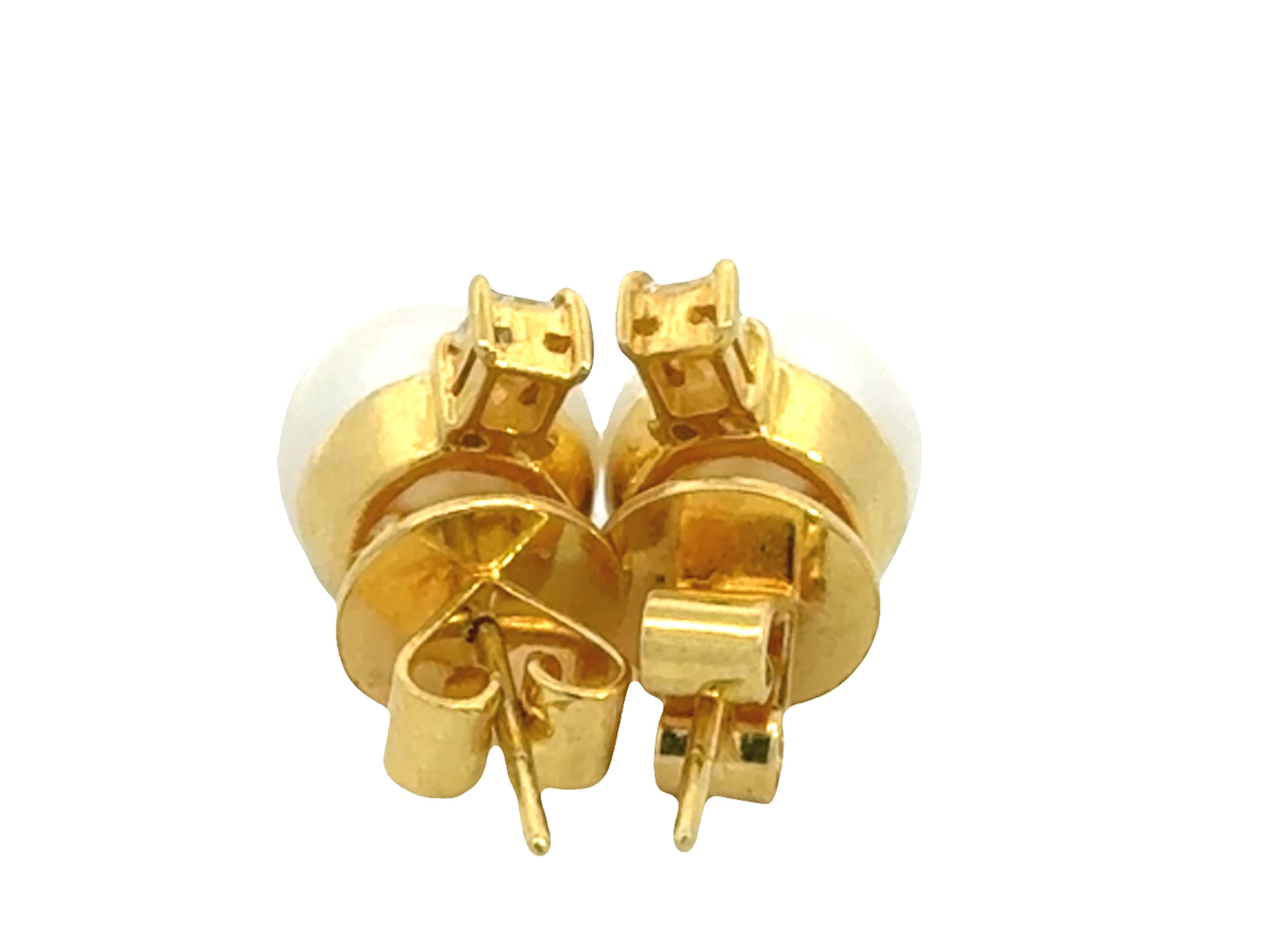Boucles d'oreilles en or jaune 18K avec perles Akoya blanches et diamants taille princesse en vente 2