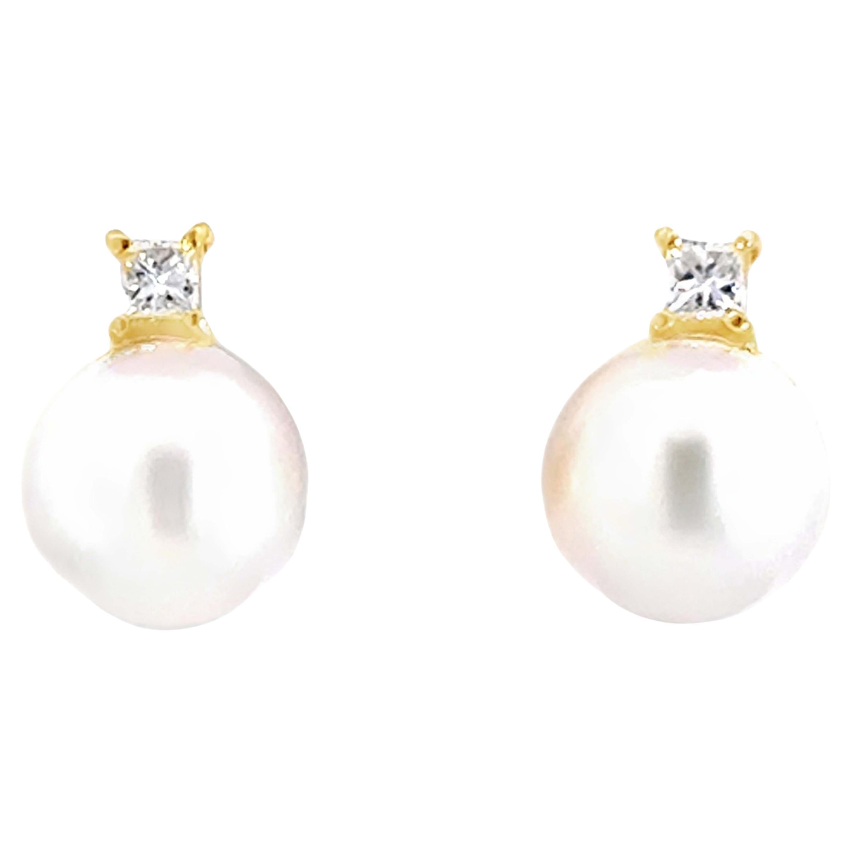 Boucles d'oreilles en or jaune 18K avec perles Akoya blanches et diamants taille princesse en vente