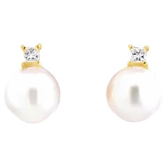 Boucles d'oreilles en or jaune 18K avec perles Akoya blanches et diamants taille princesse