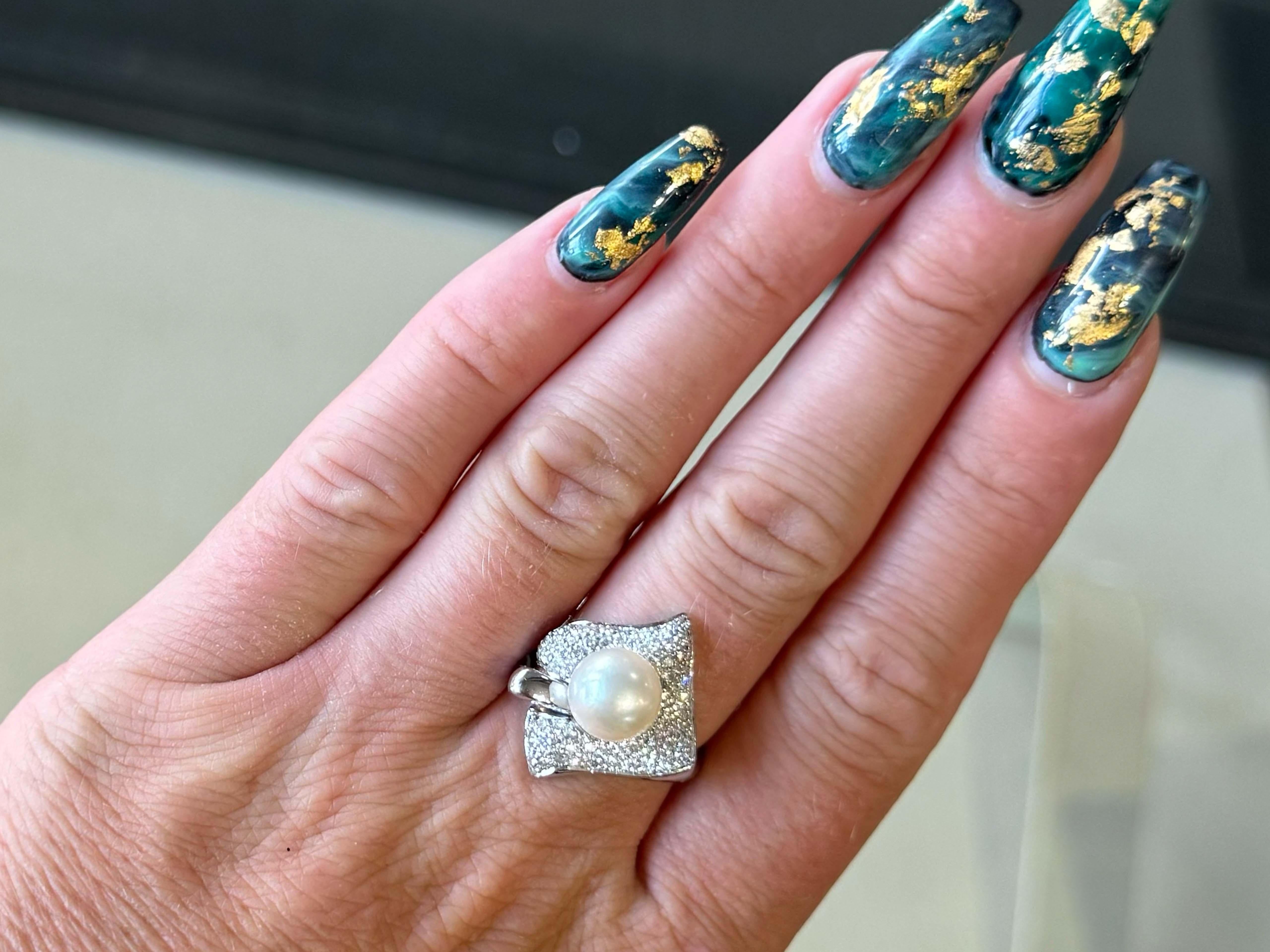 Ring Spezifikationen:

Metall: 18k Weißgold

Gesamtgewicht: 12,3 Gramm

Perlendurchmesser: 8.8 mm

Perlen-Typ: Weiße Akoya-Perle

Anzahl der Diamanten: ~70 Brillantschliff

Farbe des Diamanten: G-H

Diamant Reinheit: VS2-SI1

Karatgewicht des