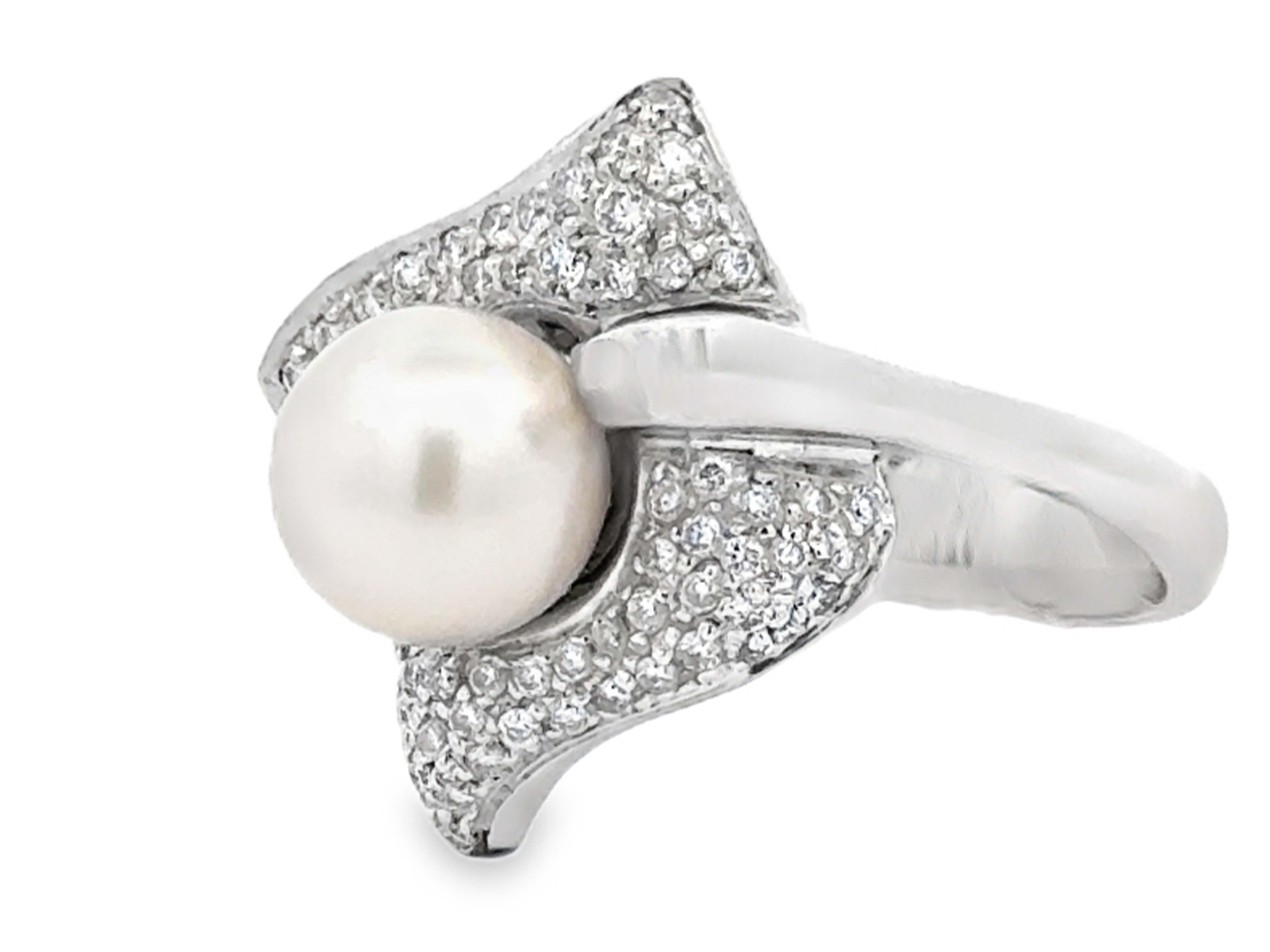 Weißer Akoya-Perlen-Diamantring in Form eines Diamantrings aus 18 Karat Weißgold (Rundschliff) im Angebot