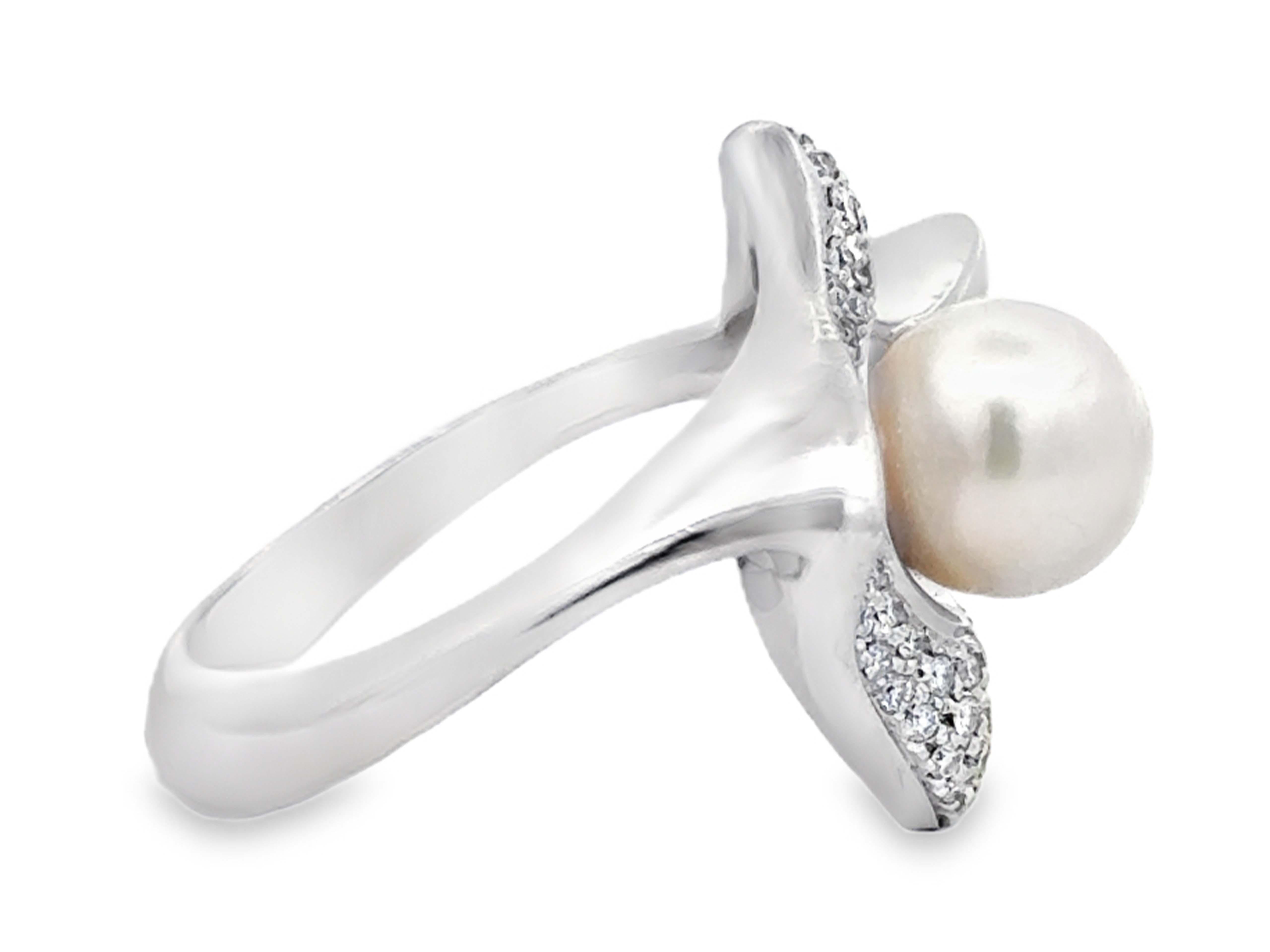 Weißer Akoya-Perlen-Diamantring in Form eines Diamantrings aus 18 Karat Weißgold im Zustand „Hervorragend“ im Angebot in Honolulu, HI