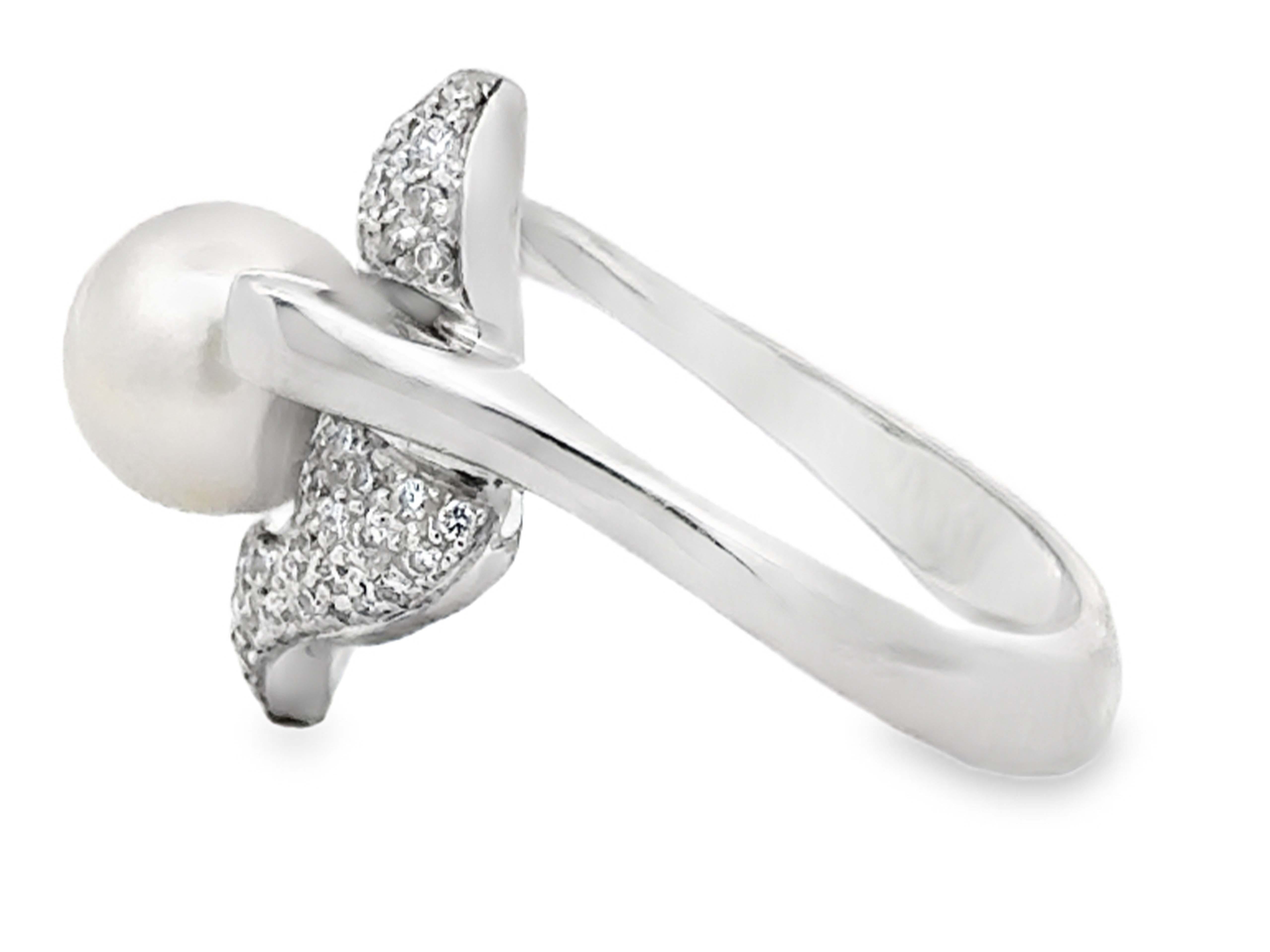 Weißer Akoya-Perlen-Diamantring in Form eines Diamantrings aus 18 Karat Weißgold Damen im Angebot
