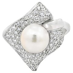 Anello con diamante a forma di perla Akoya bianca in oro bianco 18 carati