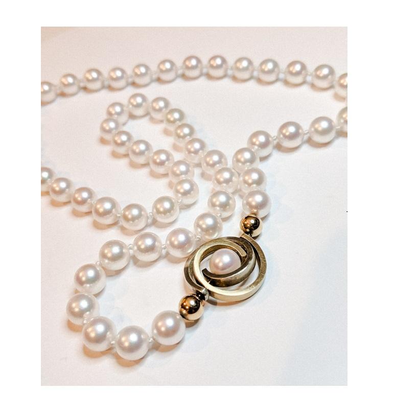 Weiße Akoya-Perlenkette mit 2-farbigem, ineinandergreifendem Spiral (Zeitgenössisch) im Angebot