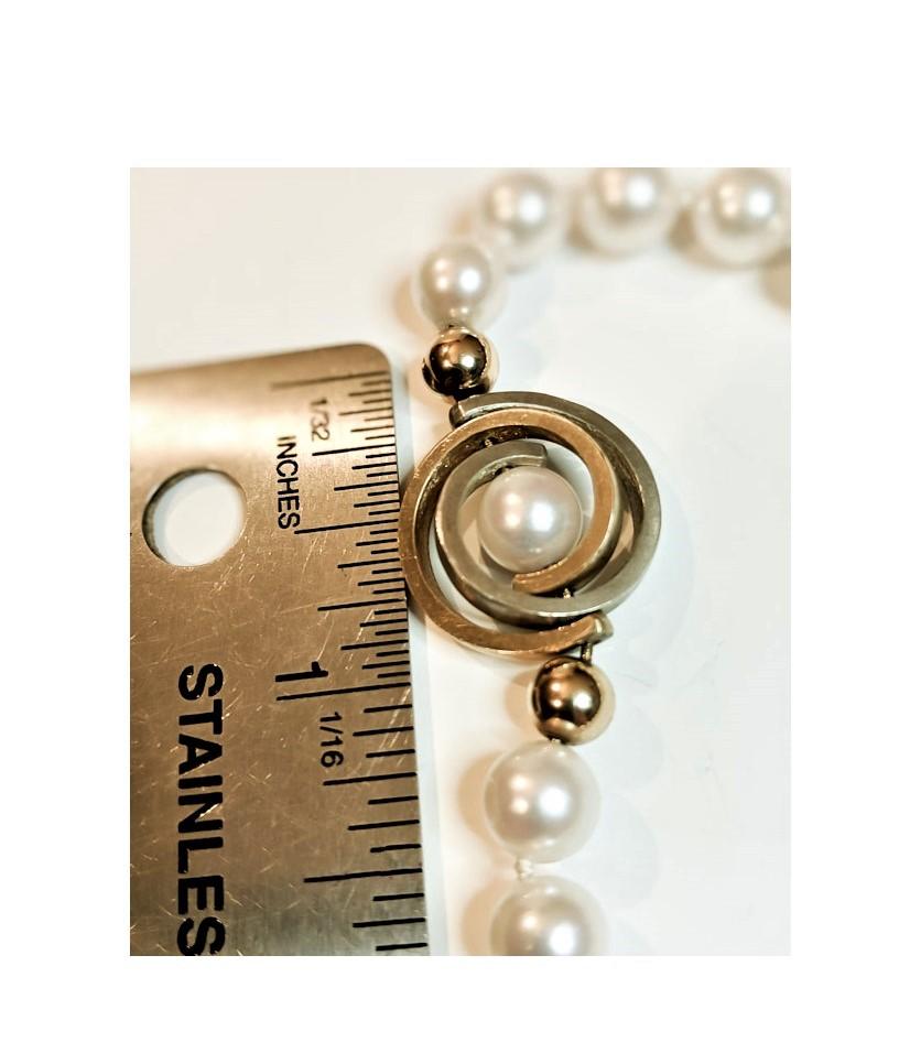 Weiße Akoya-Perlenkette mit 2-farbigem, ineinandergreifendem Spiral (Rundschliff) im Angebot