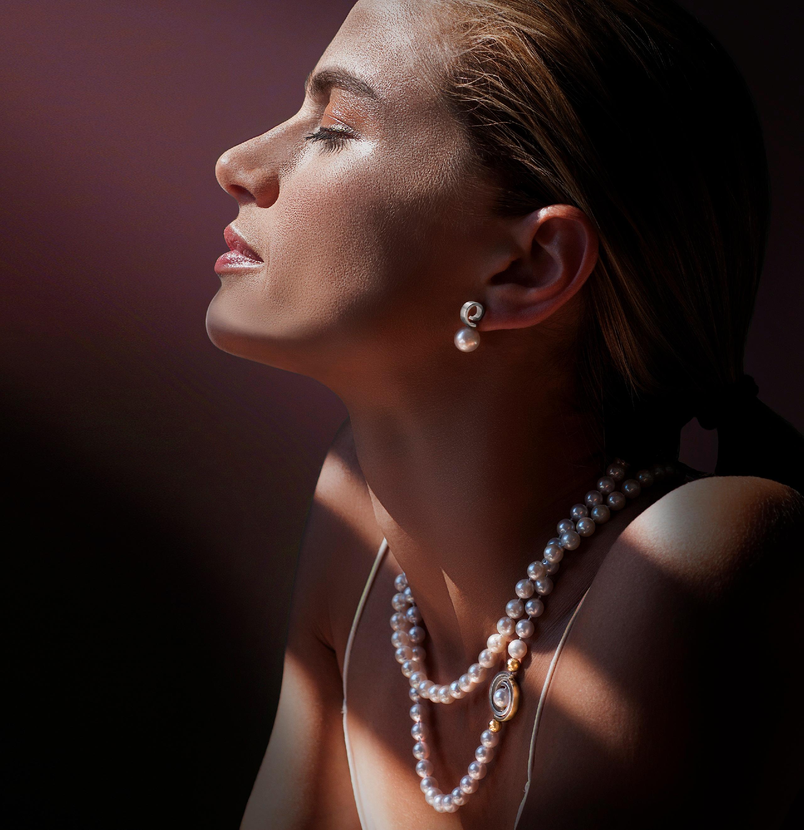 Weiße Akoya-Perlenkette mit 2-farbigem, ineinandergreifendem Spiral Damen im Angebot