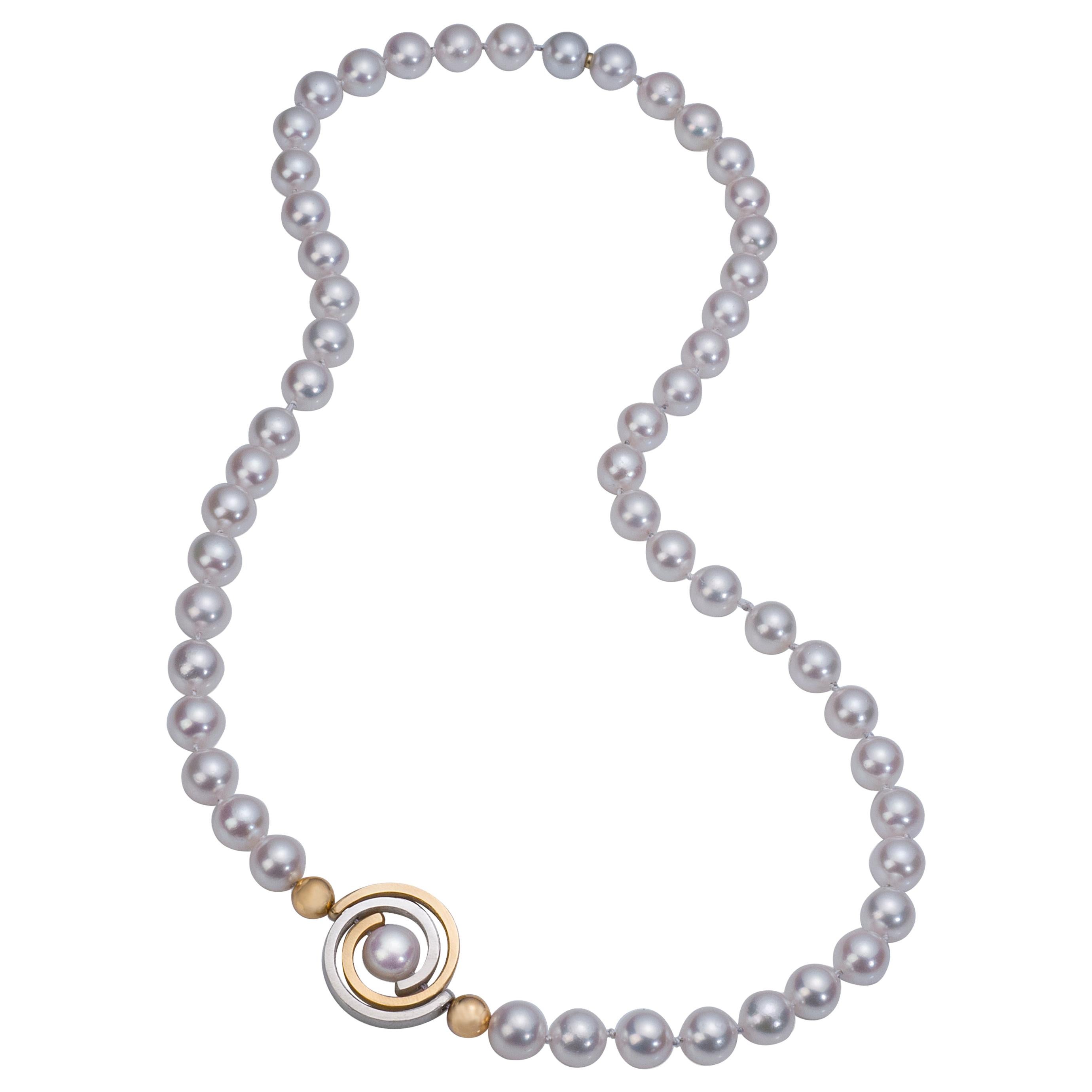 Collier de perles Akoya blanches avec spirale imbriquée en deux tons