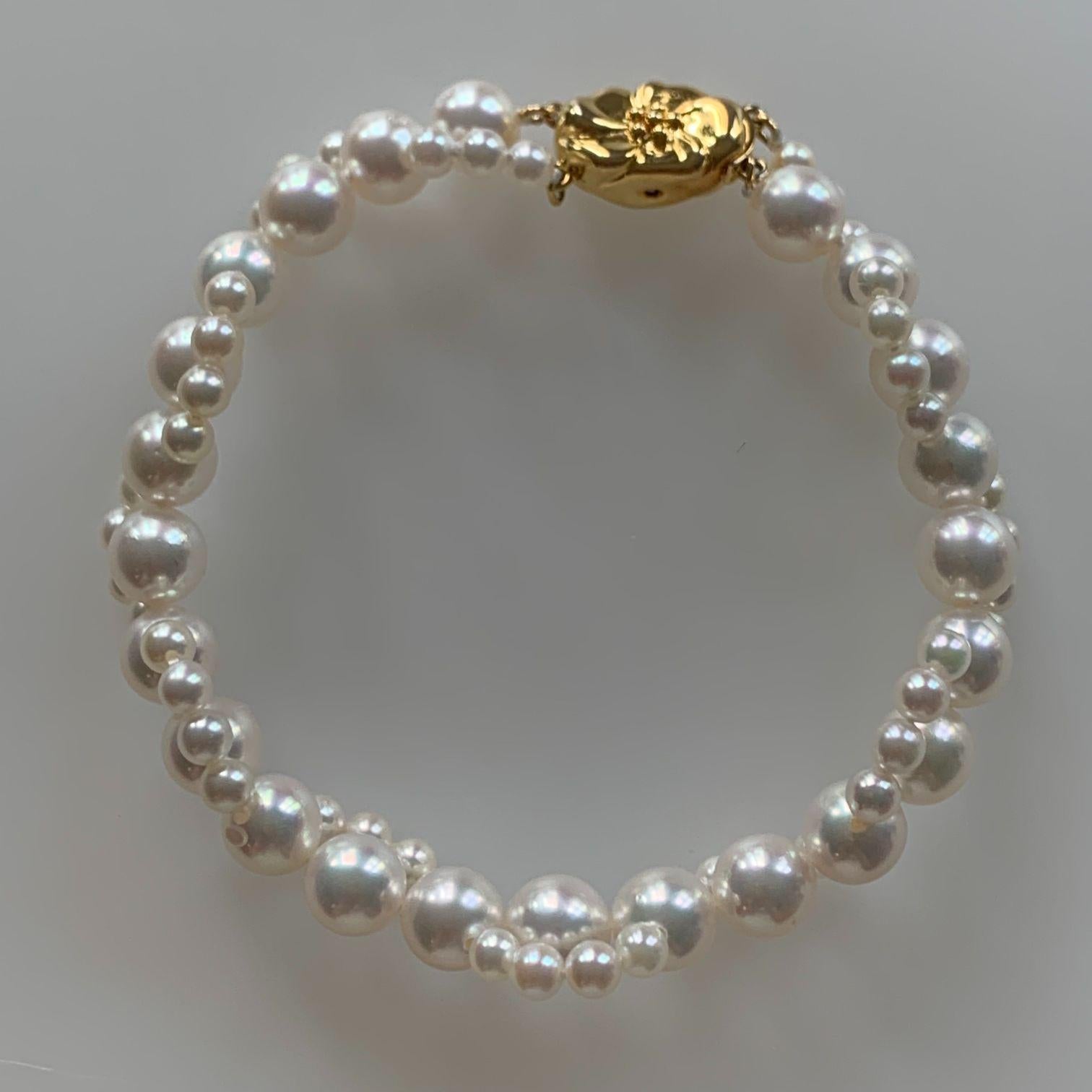 Ce design de brin de perle tissé autonome est stupéfiant, tandis que le fermoir en or unique fait ressortir l'élégance du bracelet de manière synergique. Une combinaison parfaite pour ces occasions spéciales.

Les perles Akoya d'Ise Shima, au Japon,