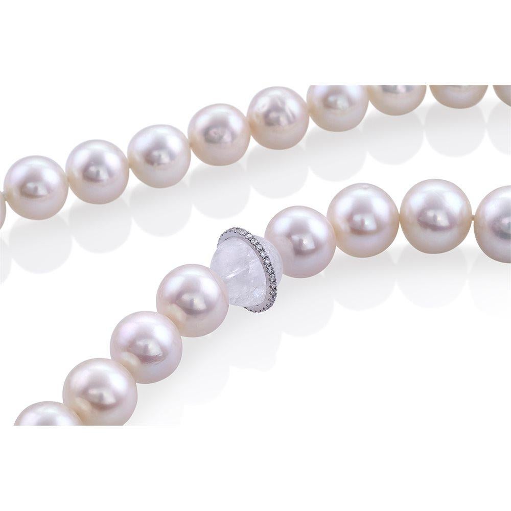 Baroque Collier de perles Akoya blanches avec quartz et diamants en or 18 carats en vente