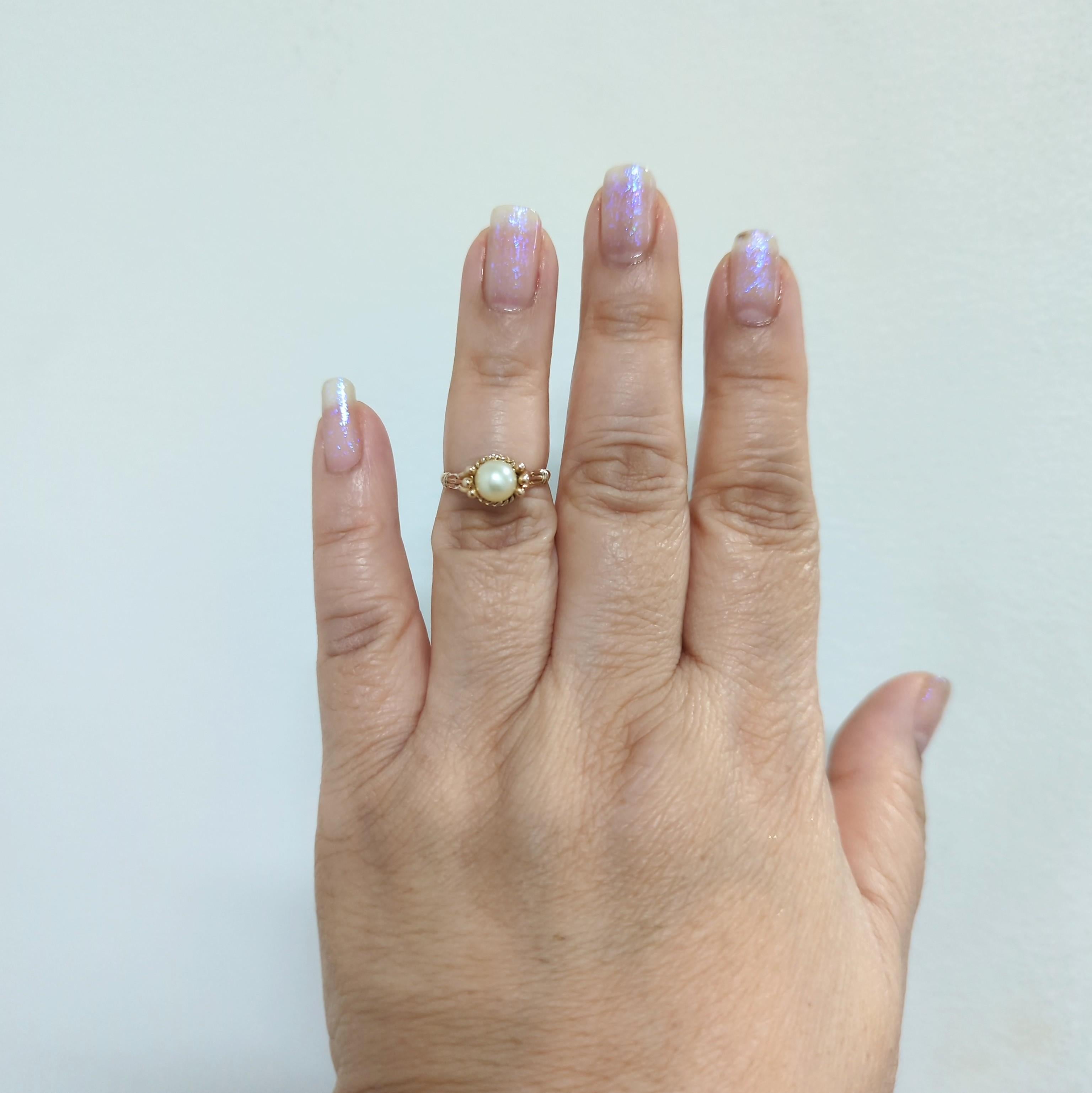 Schöne weiße runde Akoya-Perle in einer handgefertigten Fassung aus 14k Gelbgold.  Ringgröße 6.