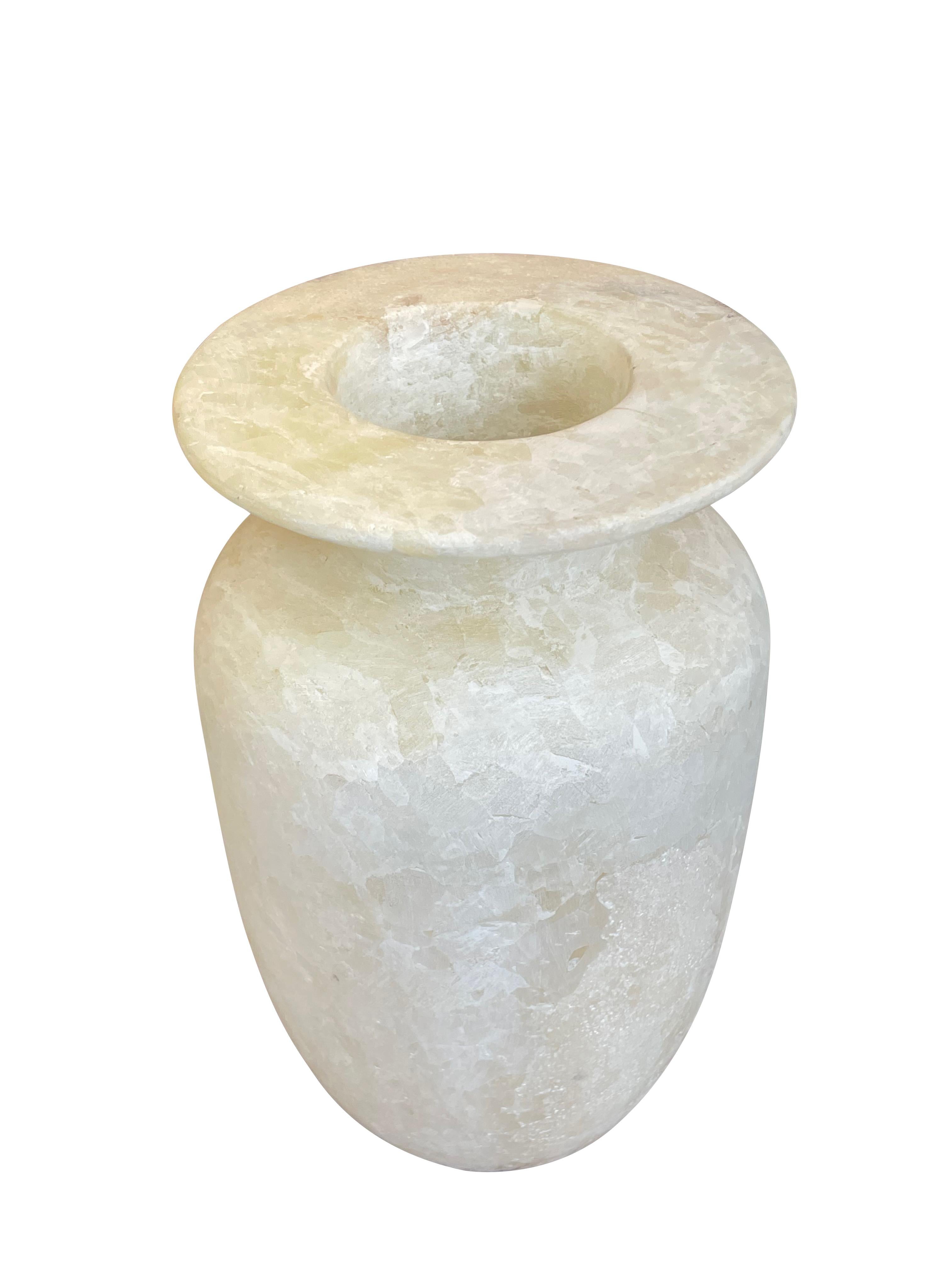 Vaso egiziano contemporaneo in alabastro bianco.
Forma classica.
Scolpito a mano, levigato e lucidato.
Fa parte di una collezione.