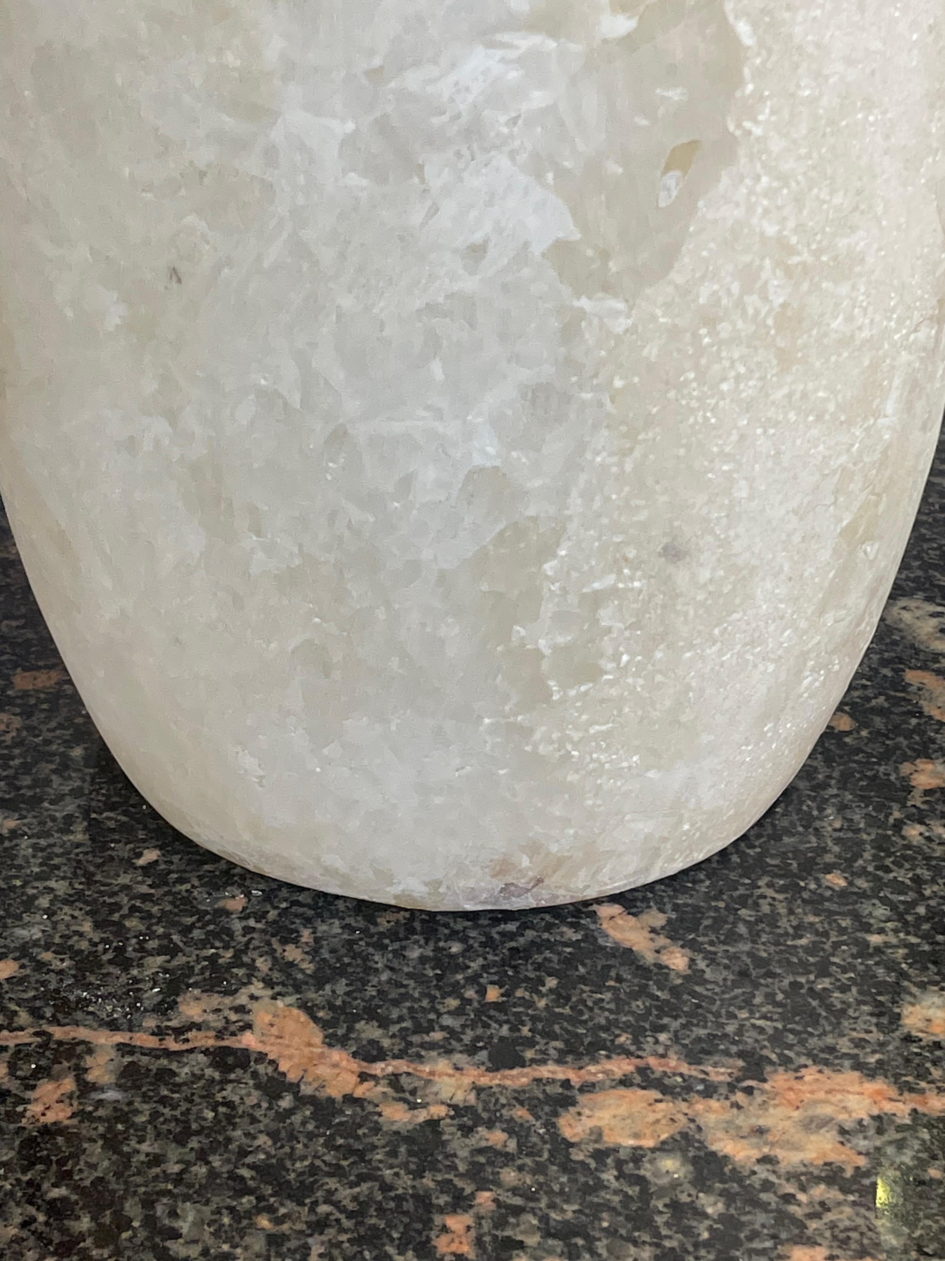 Vaso in alabastro bianco di forma classica, Egitto, Contemporary In condizioni Nuovo in vendita a New York, NY