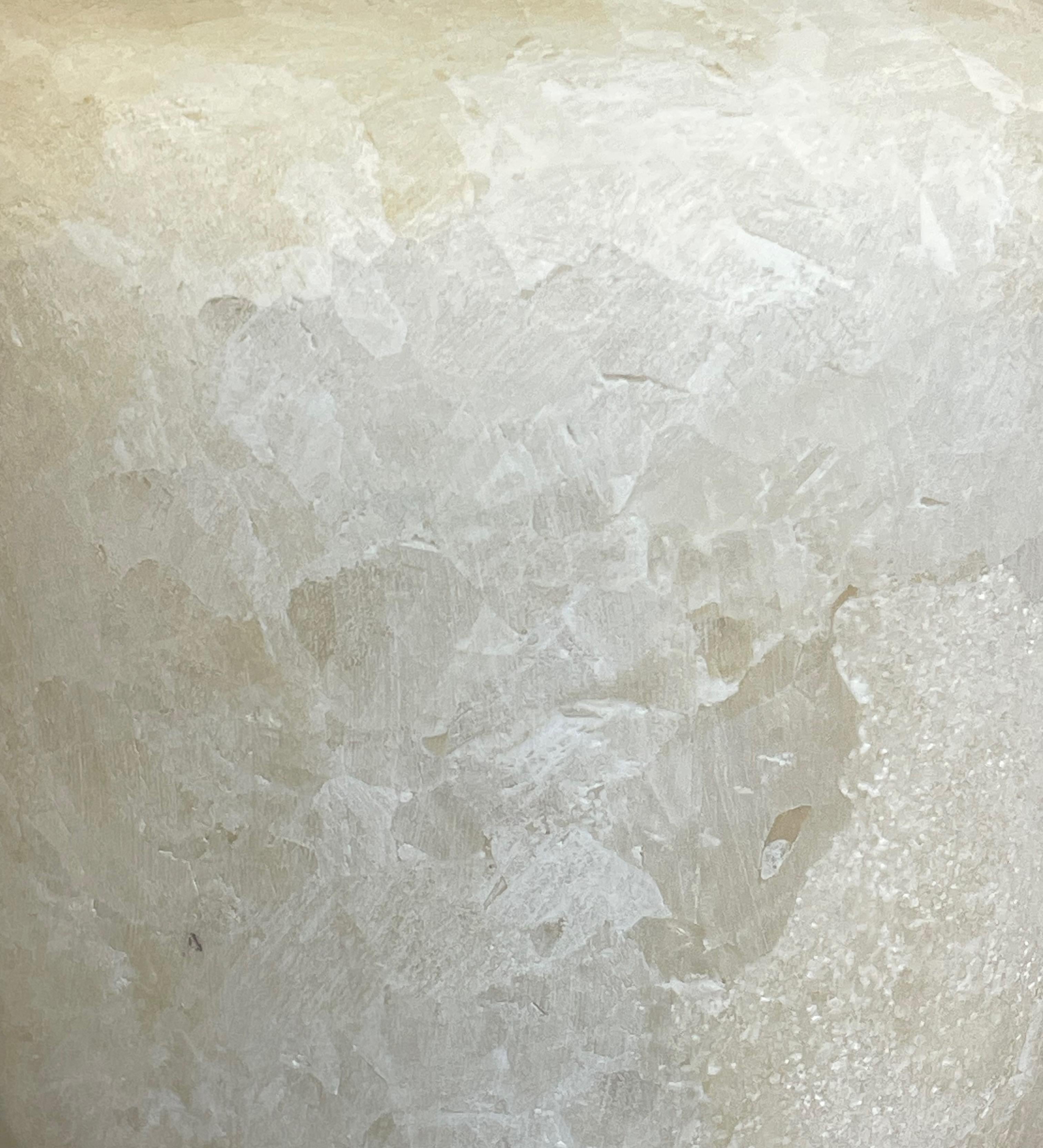 XXI secolo e contemporaneo Vaso in alabastro bianco di forma classica, Egitto, Contemporary in vendita