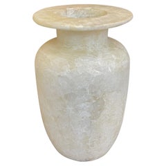 Jarrón de alabastro blanco de forma clásica, Egipto, Contemporáneo