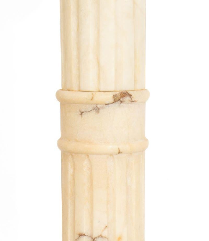 Weißer Alabaster-Säulensockel. 41