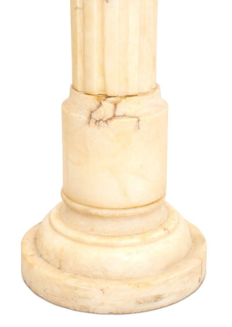 The Pedestal mit weißer Alabaster-Säule (Neoklassisch)