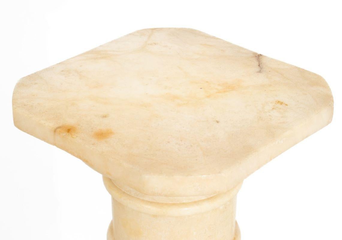 The Pedestal mit weißer Alabaster-Säule im Zustand „Gut“ in Astoria, NY