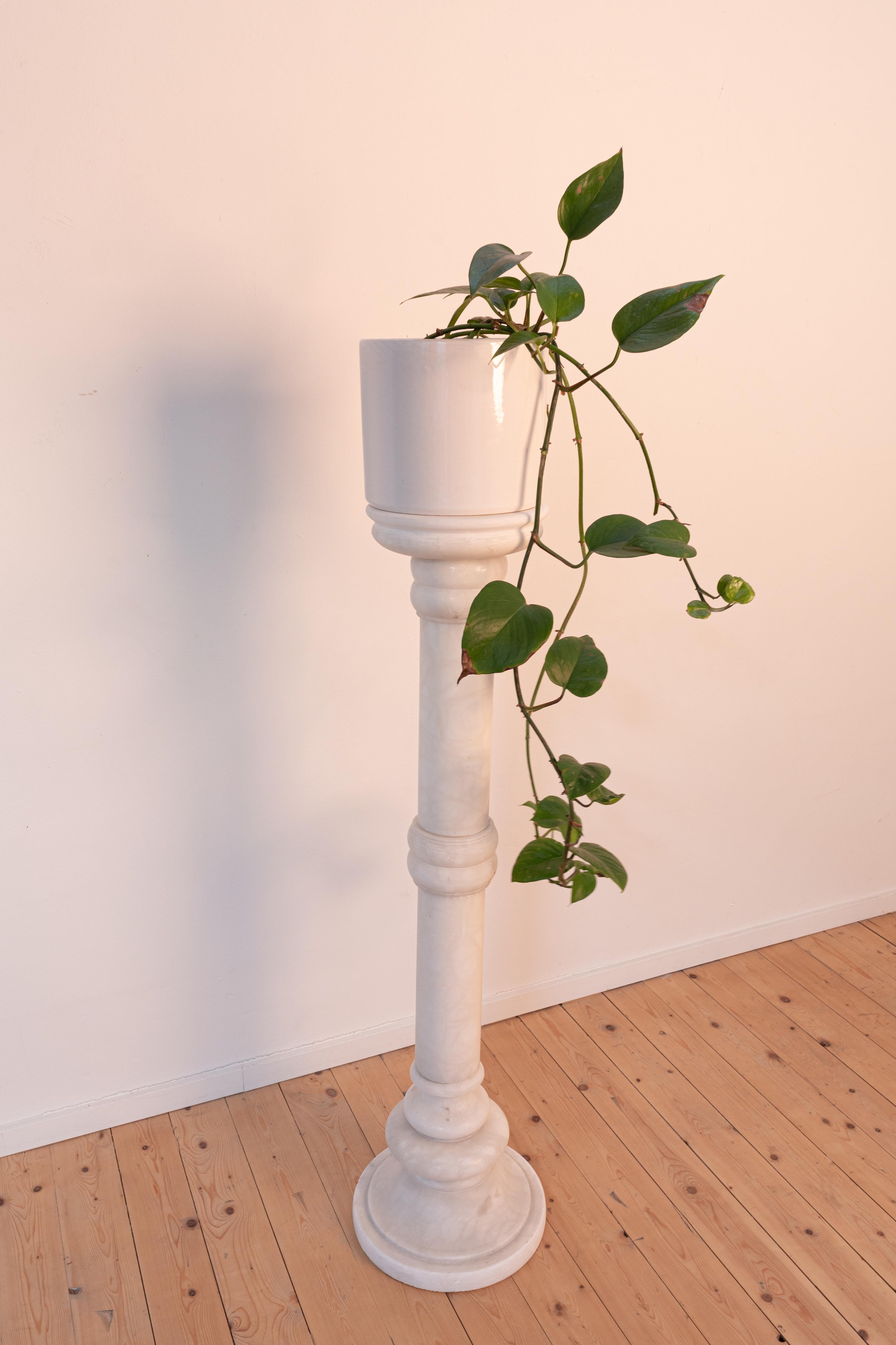 Colonne décorative qui peut être utilisée comme support de plantes ou pour y poser une œuvre d'art. 