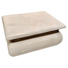 Caja abatible de alabastro blanco con cierre de latón