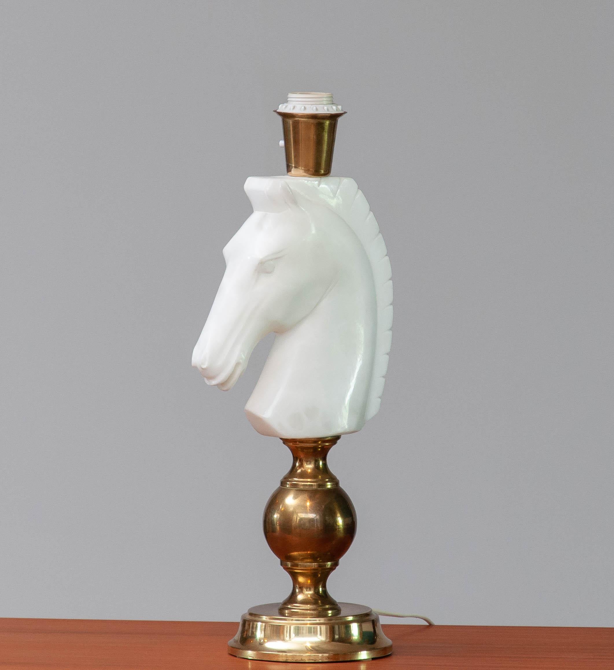 Preciosa y absolutamente rara lámpara de sobremesa de latón combinado con una hermosa cabeza de caballo de alabastro italiano tallada a mano. Estas obras maestras combinadas con una gran sombra crearán un ambiente fabuloso en tu casa.
Técnicamente