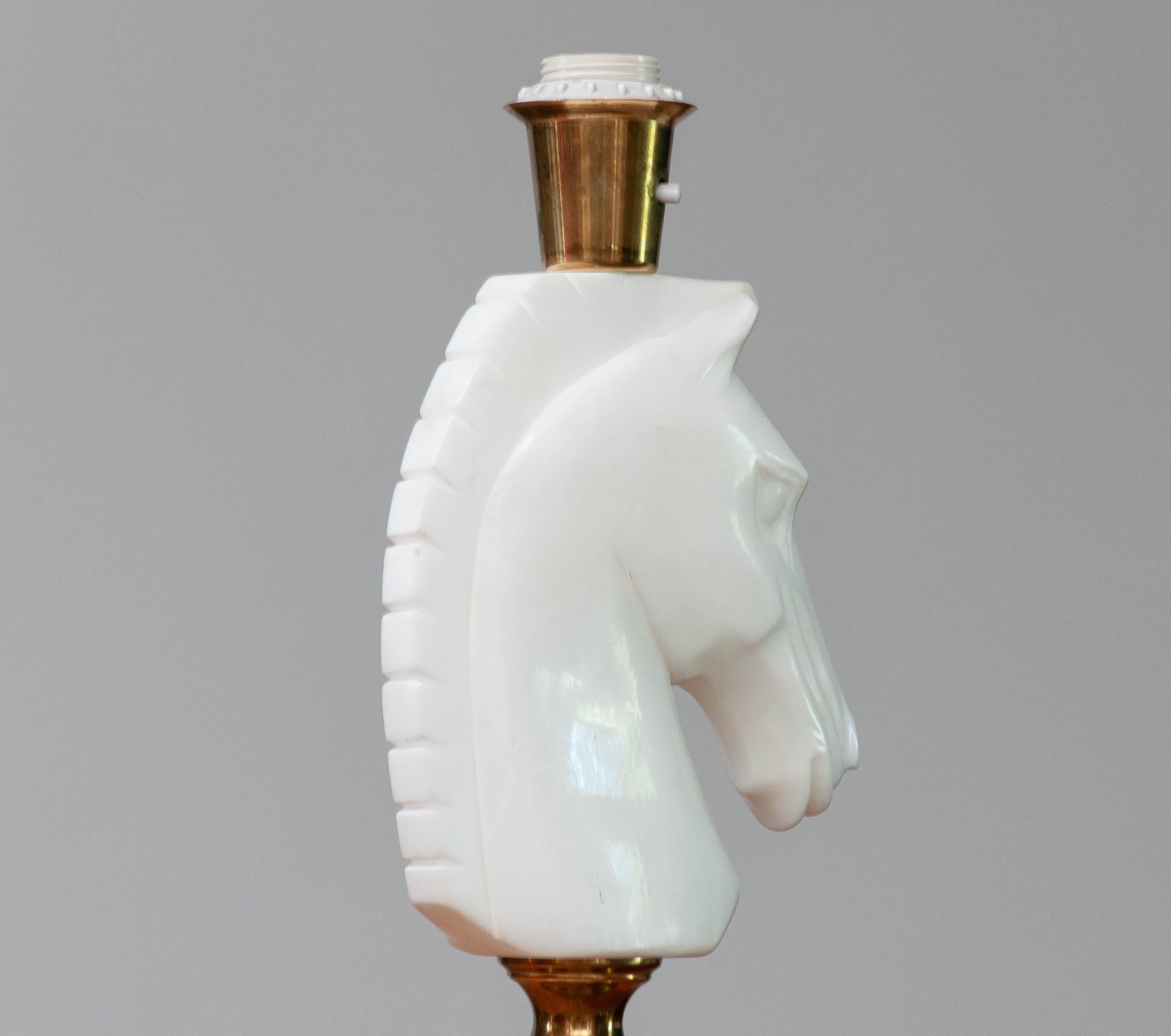 Lámpara de mesa en forma de cabeza de caballo de alabastro blanco. 1970 Italia en Bueno estado para la venta en Silvolde, Gelderland