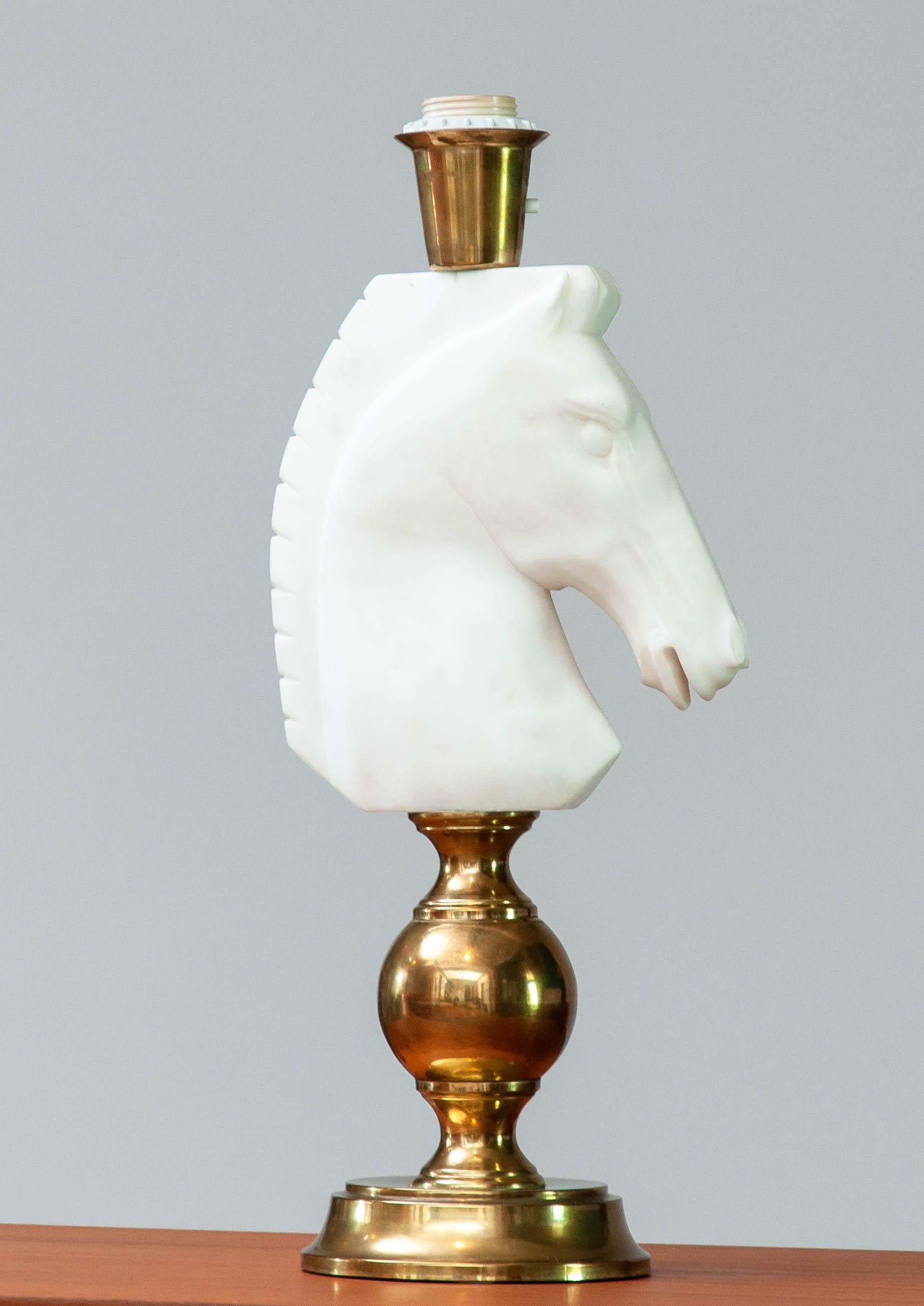 Tischlampe in Form eines Pferdekopfes aus weißem Alabaster. Italien 1970 (Organische Moderne) im Angebot