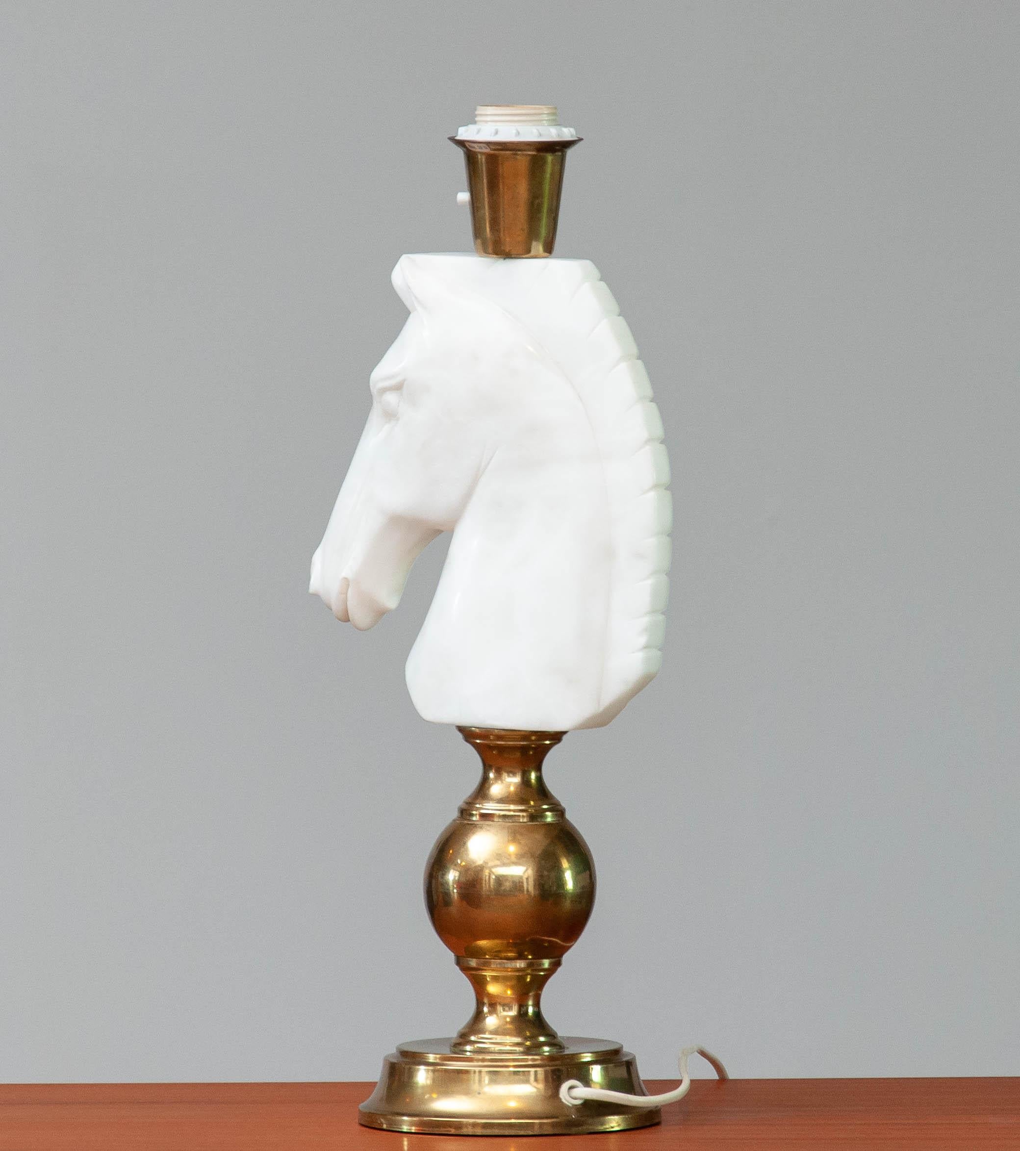 Tischlampe in Form eines Pferdekopfes aus weißem Alabaster. Italien 1970 (Ende des 20. Jahrhunderts) im Angebot