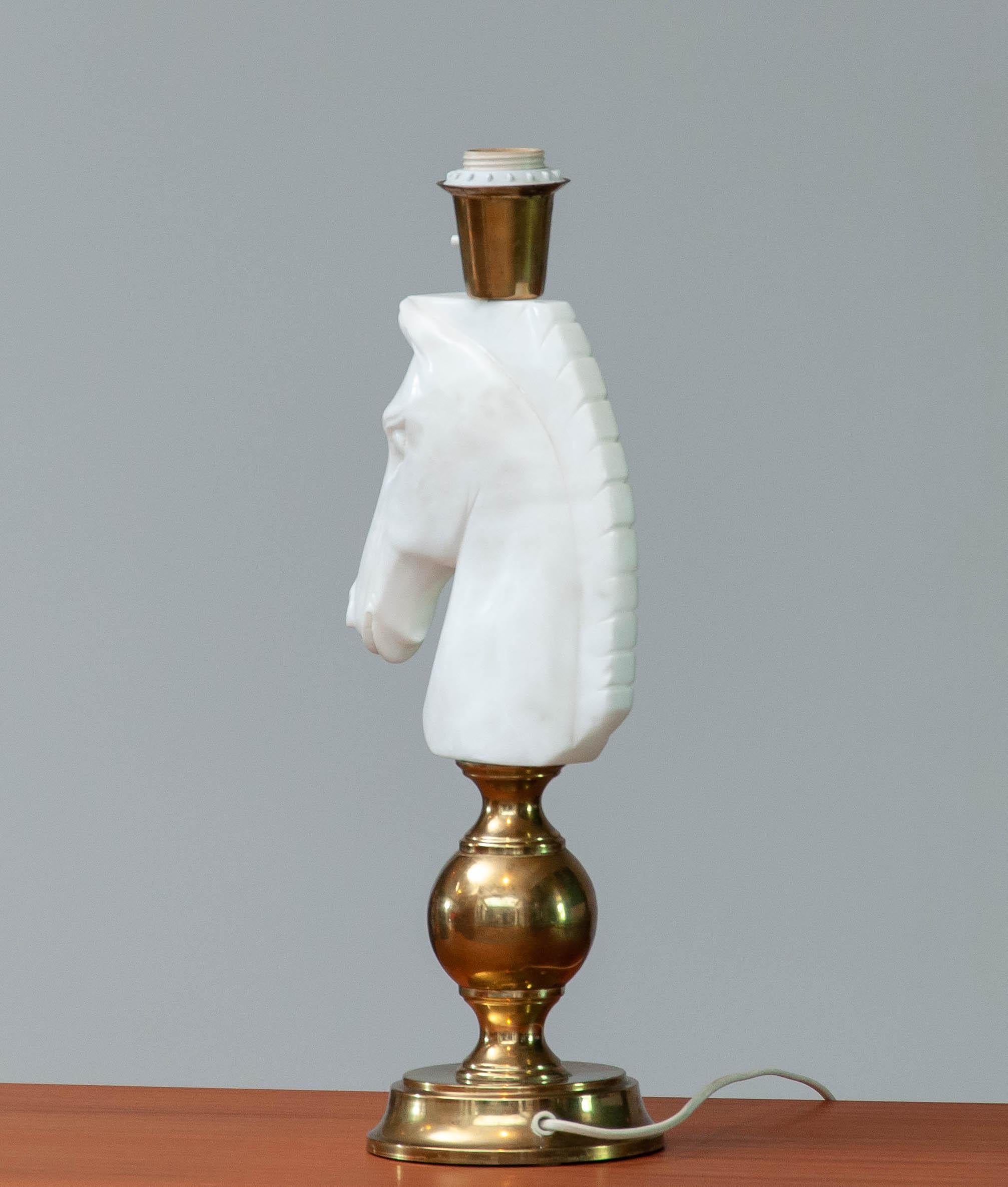 Tischlampe in Form eines Pferdekopfes aus weißem Alabaster. Italien 1970 im Angebot 1